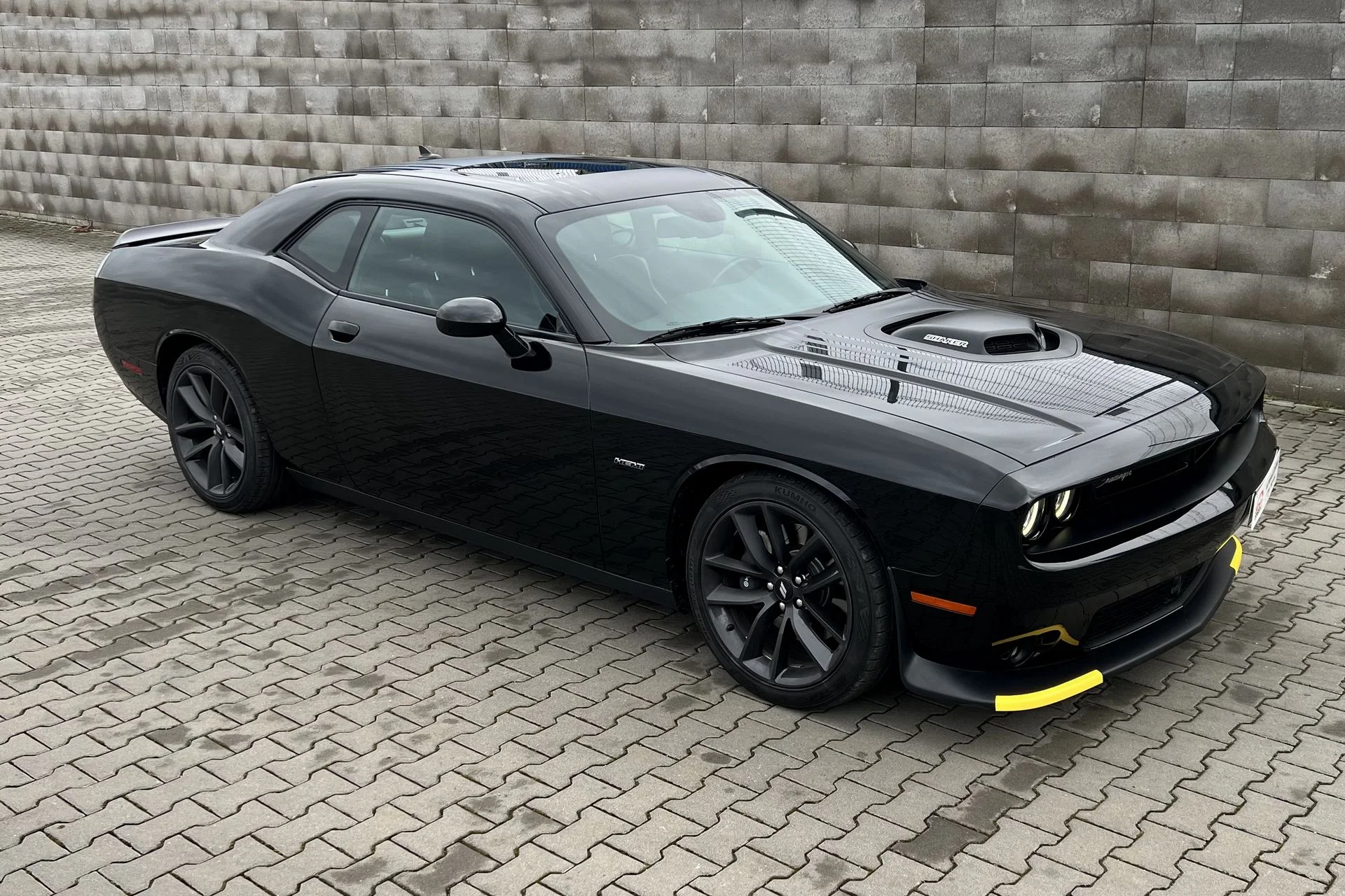 Dodge Challenger 5.7 V8 HEMI SHAKER na 12 nebo 24 hod.