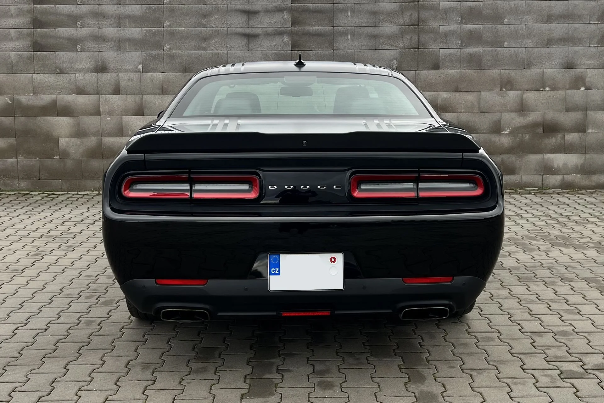 Dodge Challenger 5.7 V8 HEMI SHAKER na 12 nebo 24 hod.