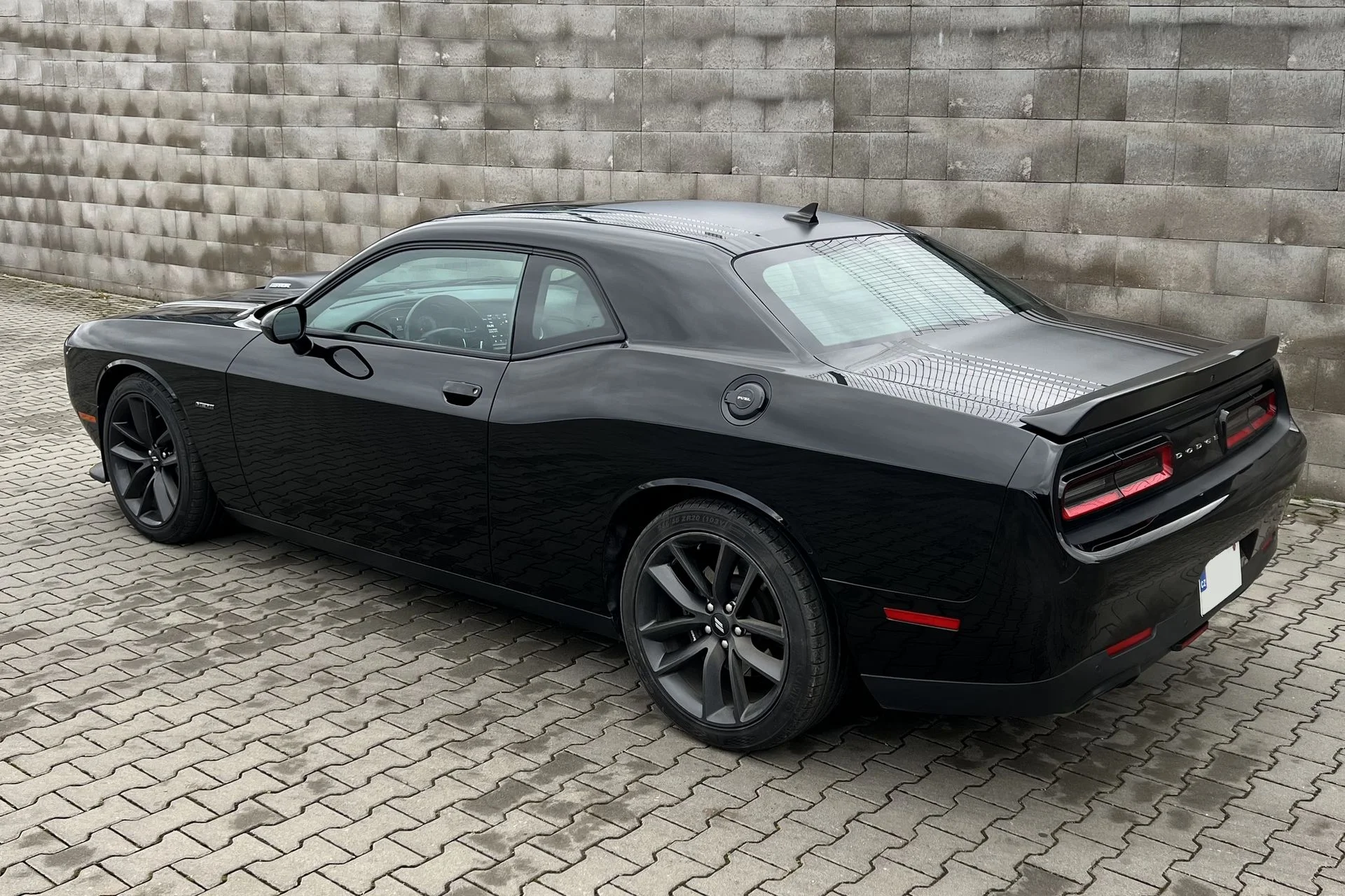 Dodge Challenger 5.7 V8 HEMI SHAKER na 12 nebo 24 hod.