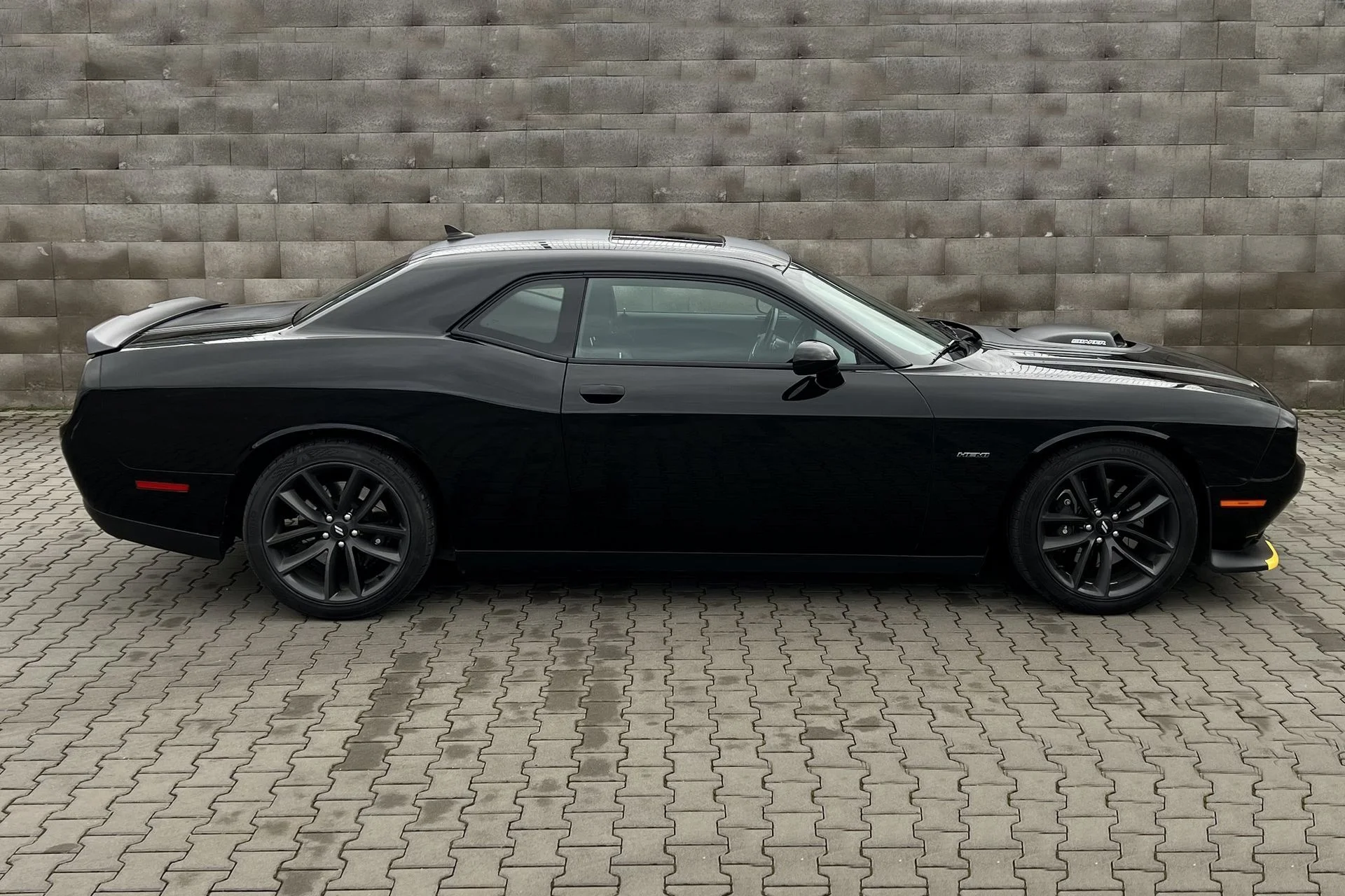 Dodge Challenger 5.7 V8 HEMI SHAKER na 12 nebo 24 hod.