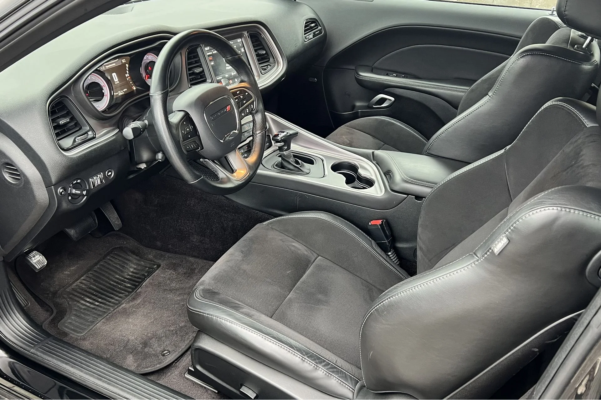 Dodge Challenger 5.7 V8 HEMI SHAKER na 12 nebo 24 hod.
