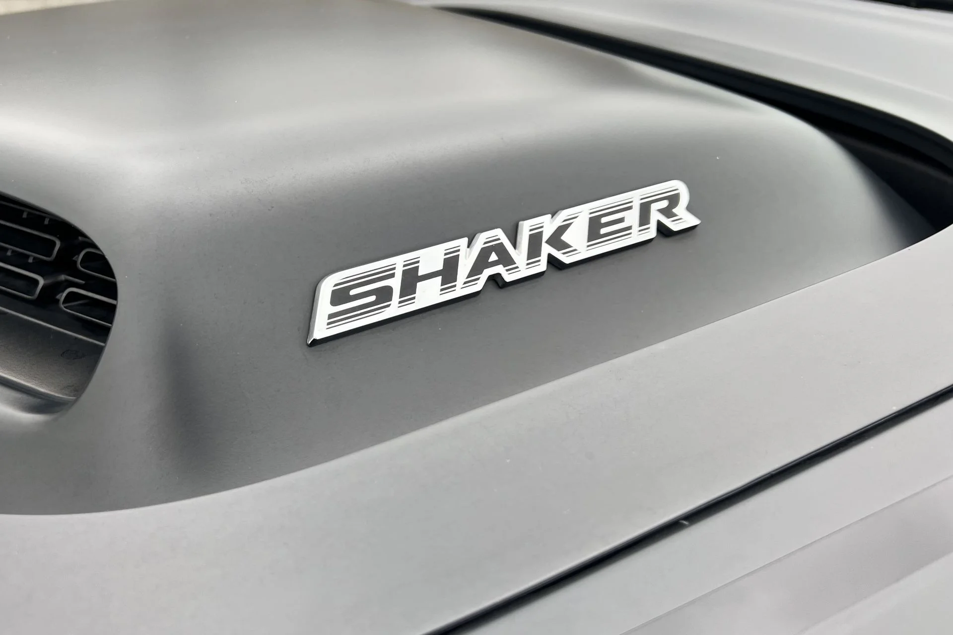 Dodge Challenger 5.7 V8 HEMI SHAKER na 12 nebo 24 hod.