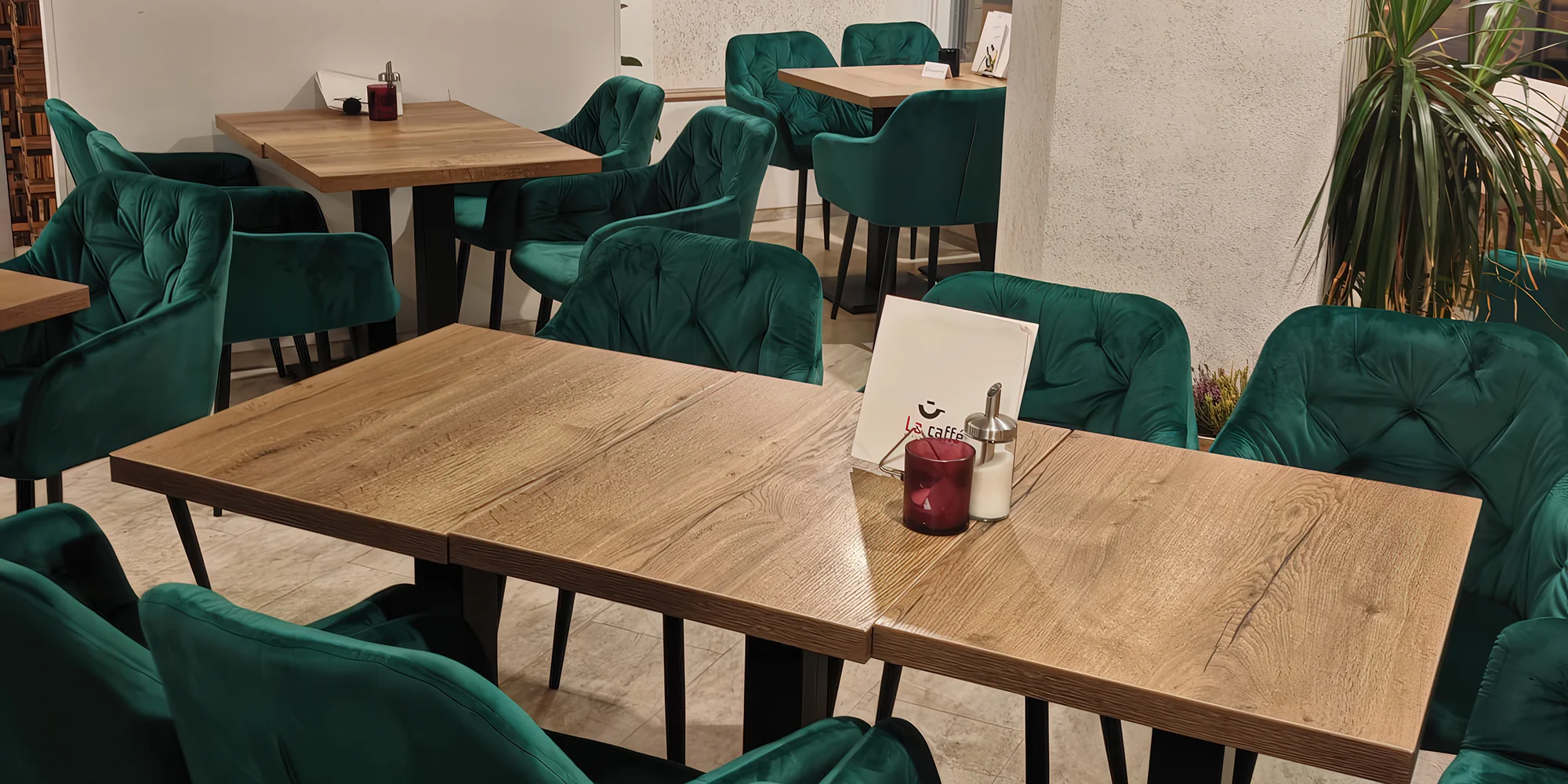Sladká i slaná snídaně: francouzský toust, obložený chléb, káva i fresh