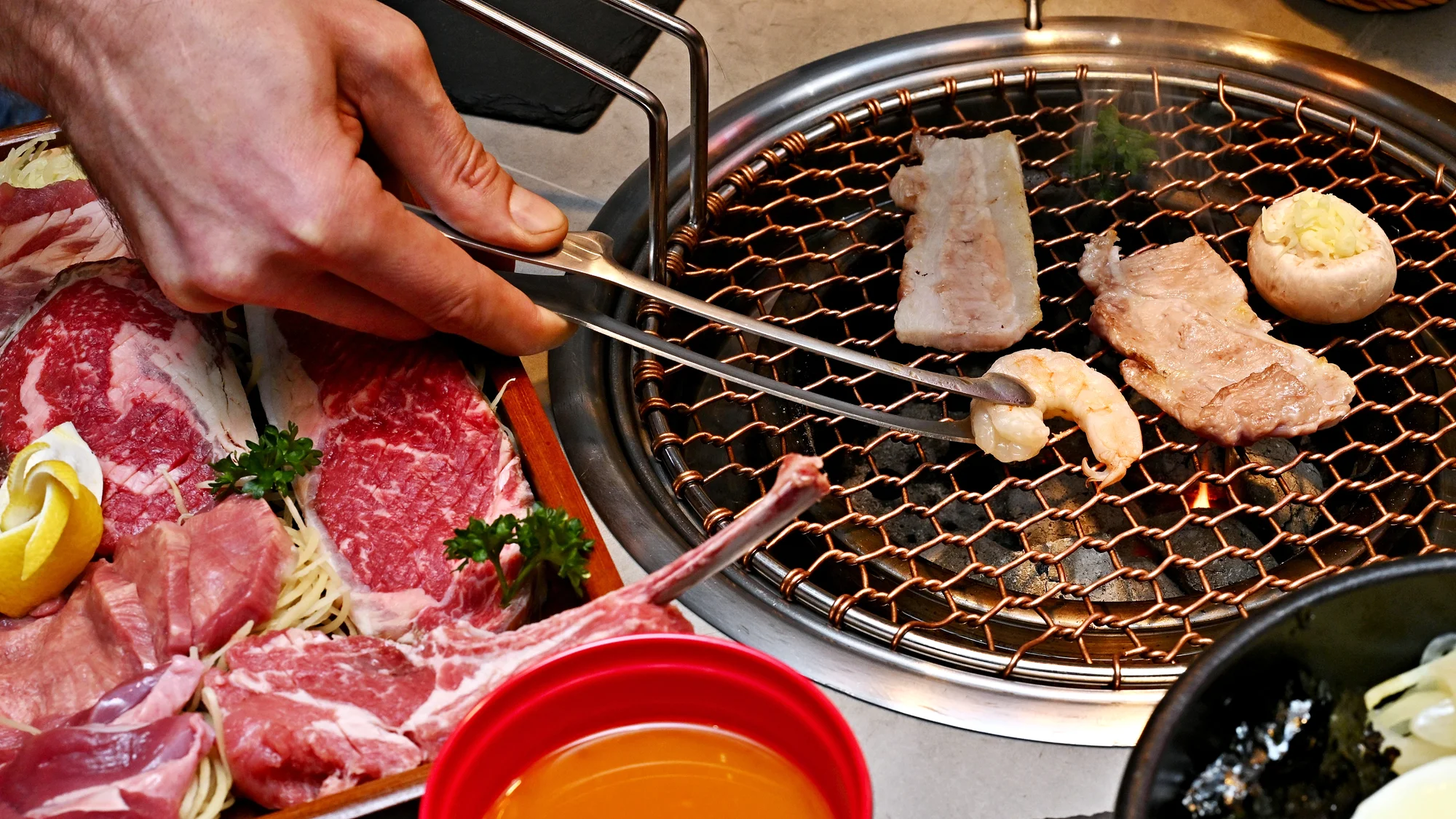 Korejské BBQ: degustační grilování hovězího Wagyu, bůčku, krevet i jehněčího pro 2-4 os.