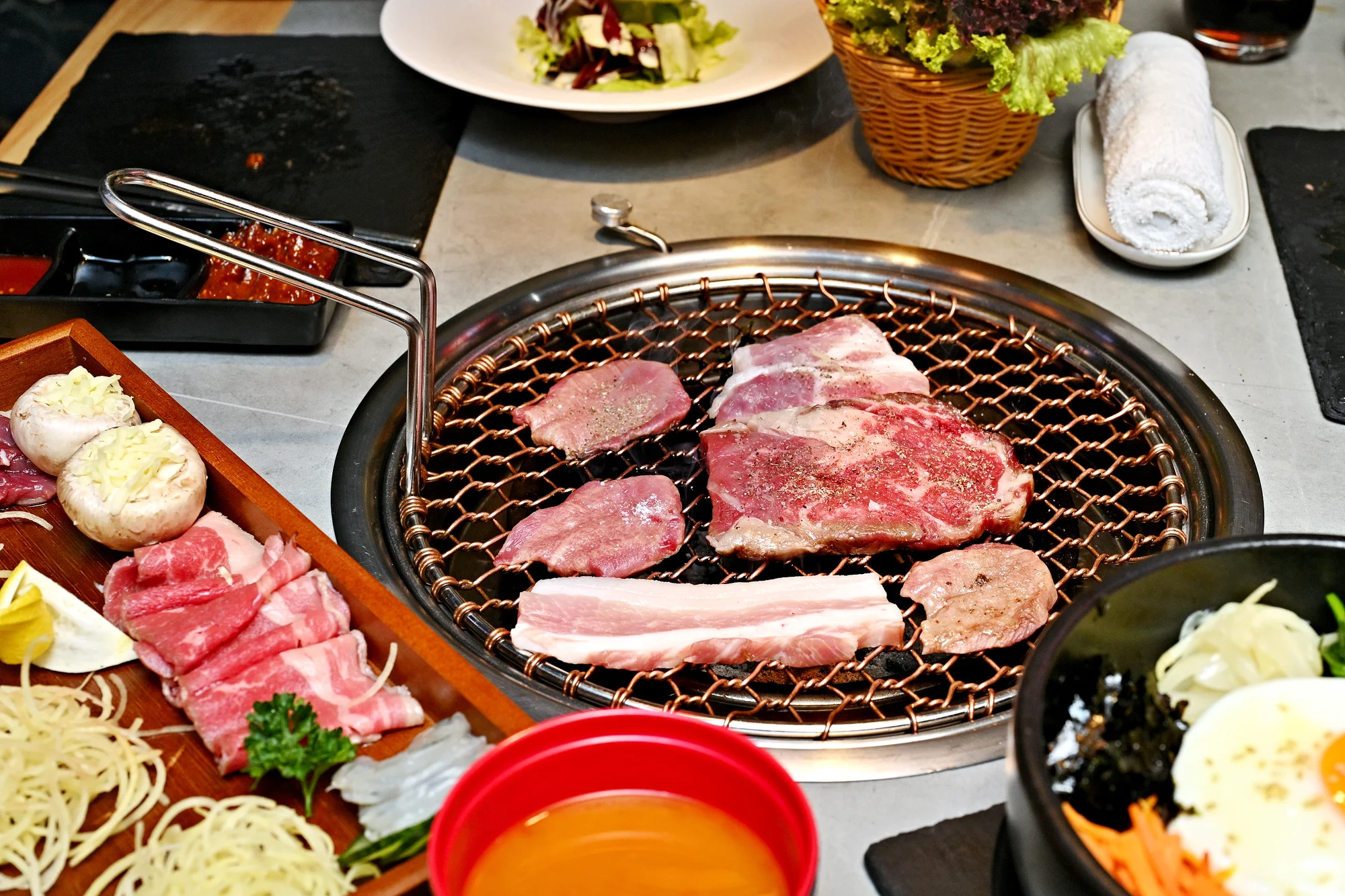 Korejské BBQ: degustační grilování hovězího Wagyu, bůčku, krevet i jehněčího pro 2-4 os.
