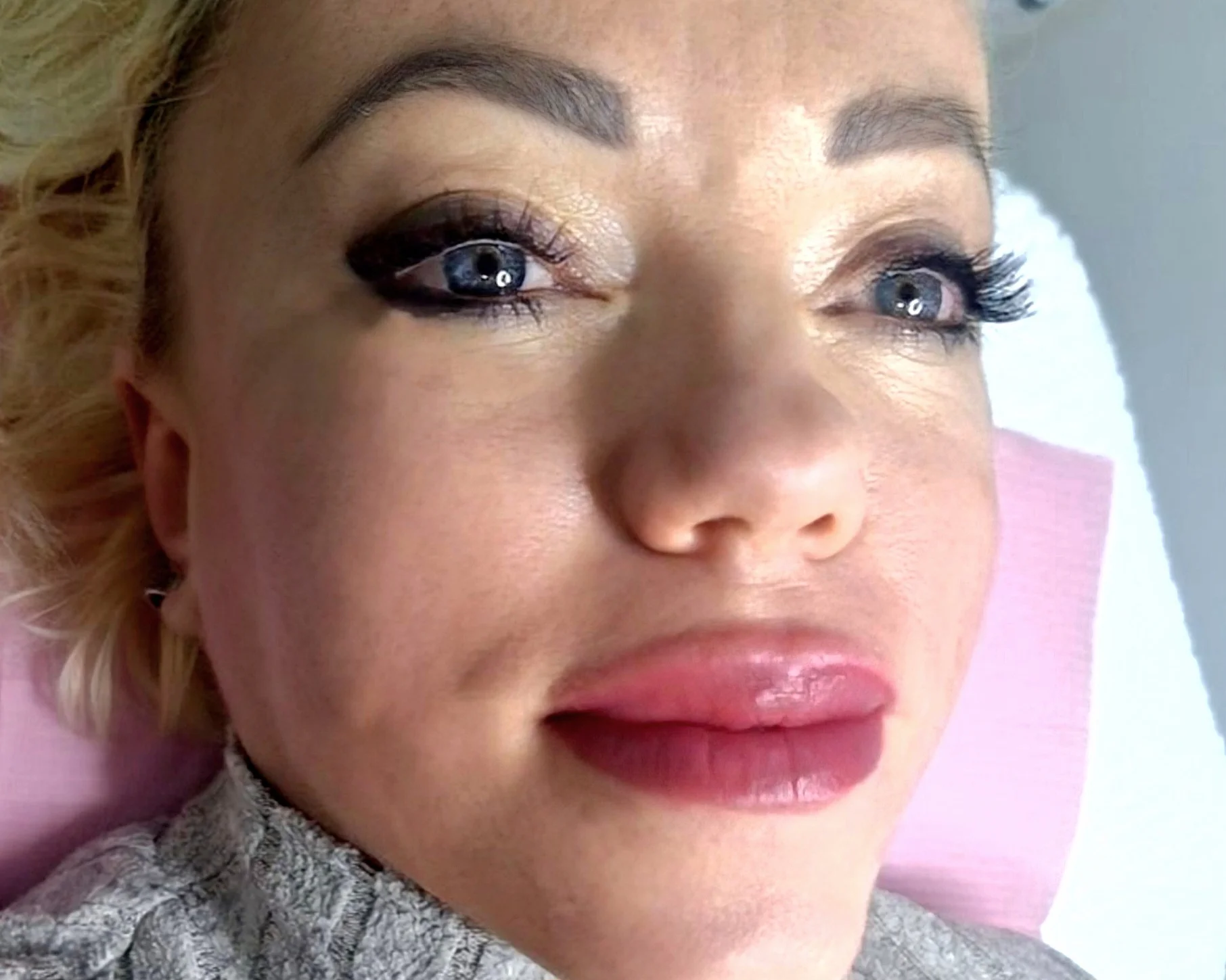 Permanentní make-up dle výběru: pudrové obočí, oční linky i plné rty