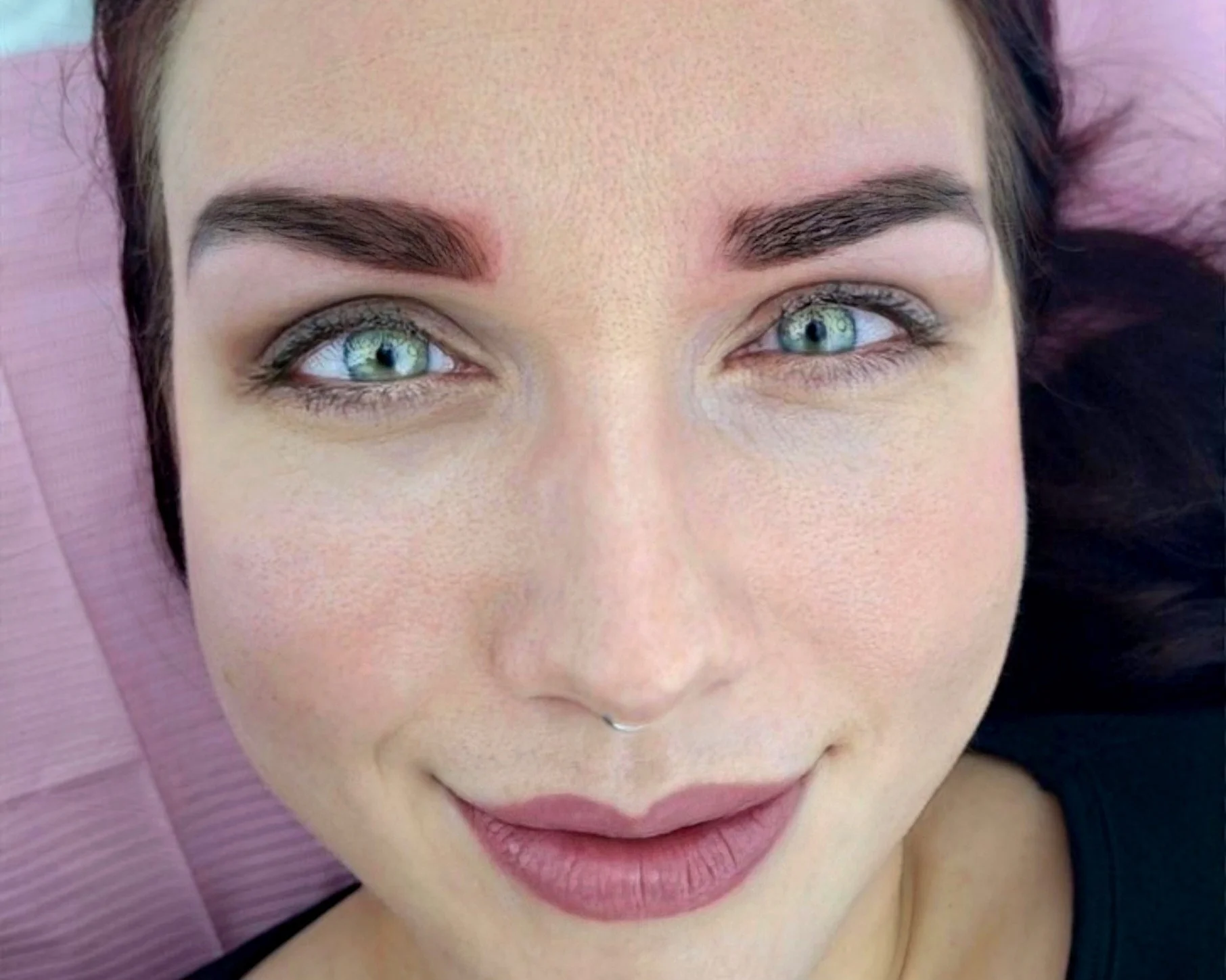 Permanentní make-up dle výběru: pudrové obočí, oční linky i plné rty