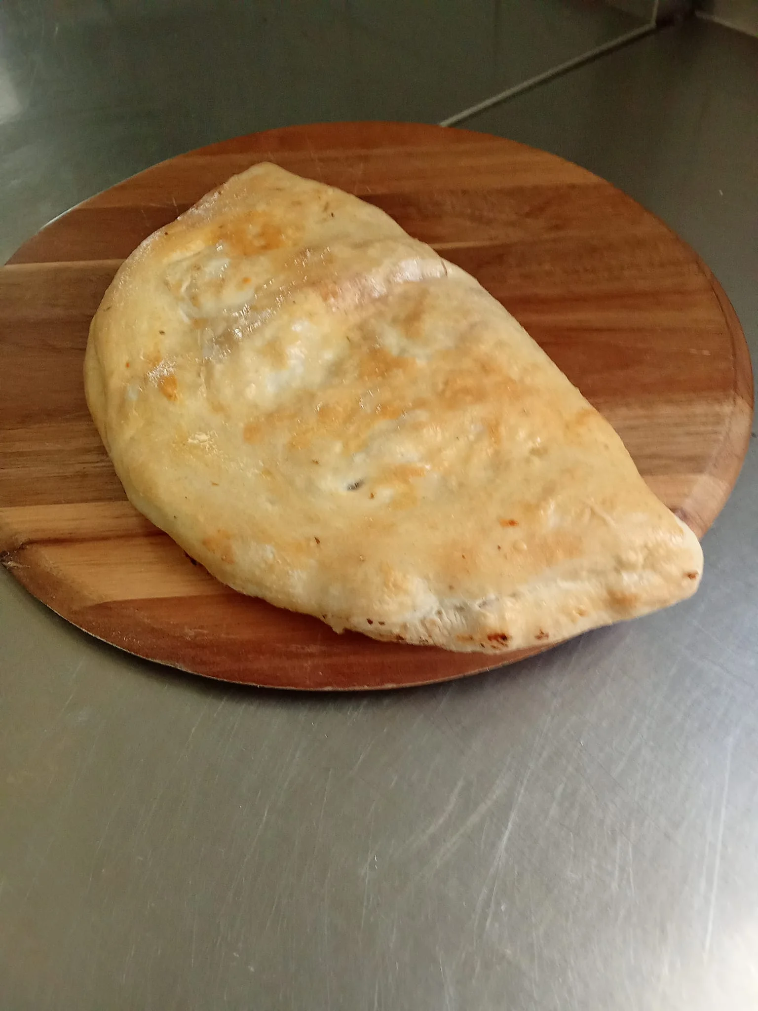 Pizza s plněnými okraji dle vlastního výběru pro 1 nebo 2 osoby