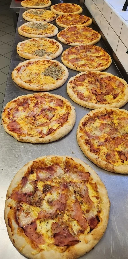 Pizza s plněnými okraji dle vlastního výběru pro 1 nebo 2 osoby