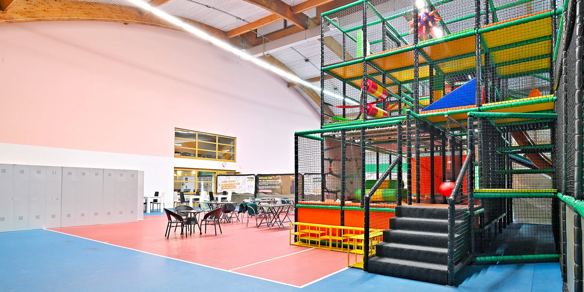 Hodinové i celodenní vstupy do trampolínového centra, zvýhodněná cena pro doprovod
