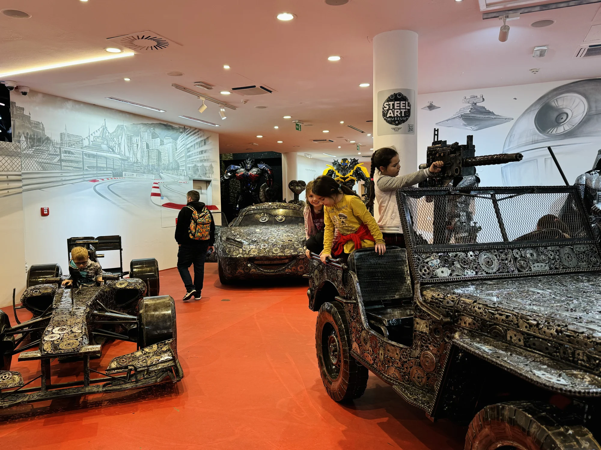 Steel Art Museum na Starém Městě: úžasný svět sci-fi, pohádek, komiksů i luxusních aut