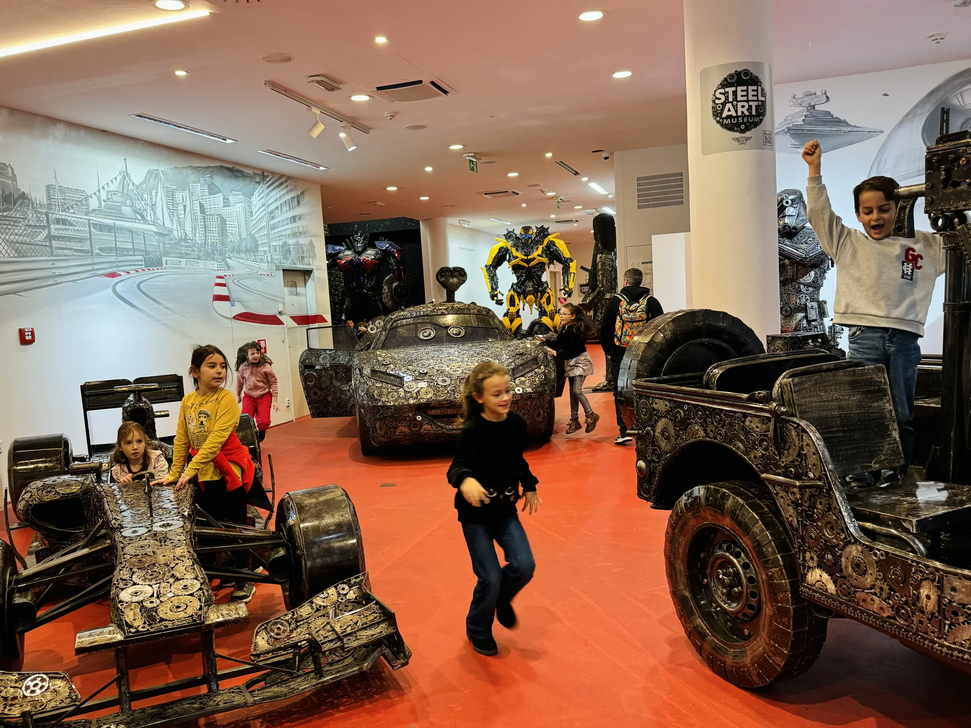 Steel Art Museum na Starém Městě: úžasný svět sci-fi, pohádek, komiksů i luxusních aut