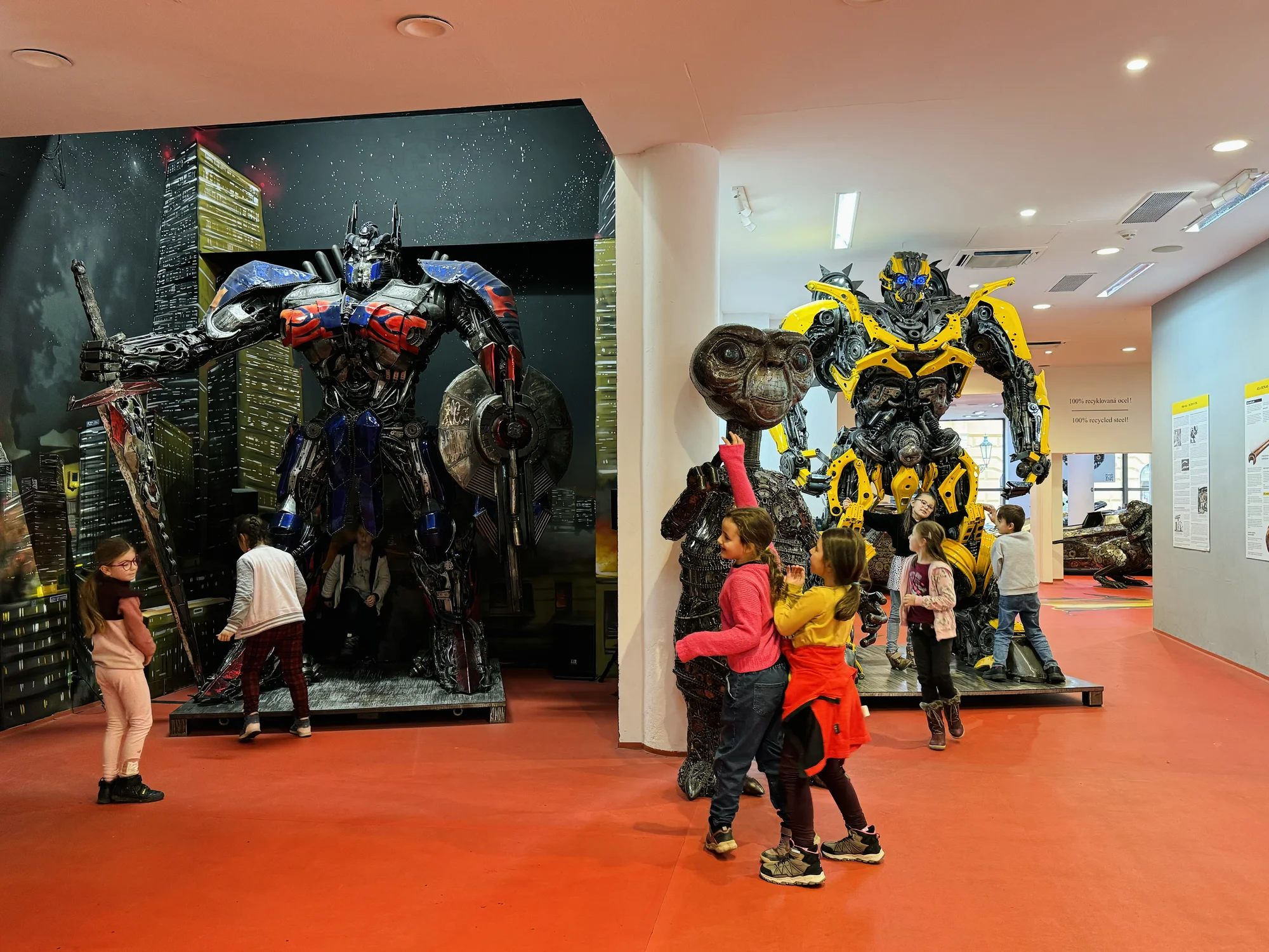 Steel Art Museum na Starém Městě: úžasný svět sci-fi, pohádek, komiksů i luxusních aut