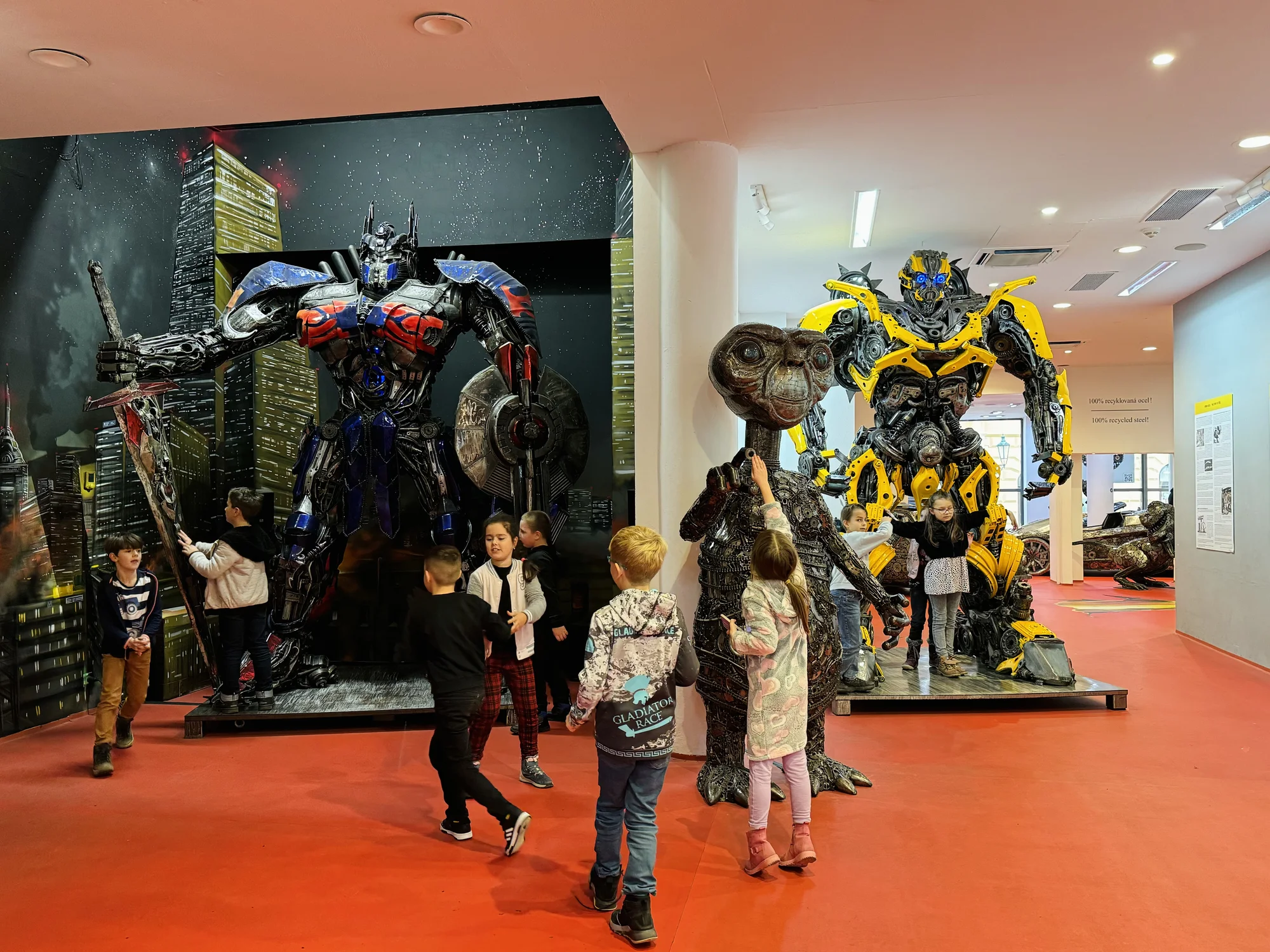 Steel Art Museum na Starém Městě: úžasný svět sci-fi, pohádek, komiksů i luxusních aut