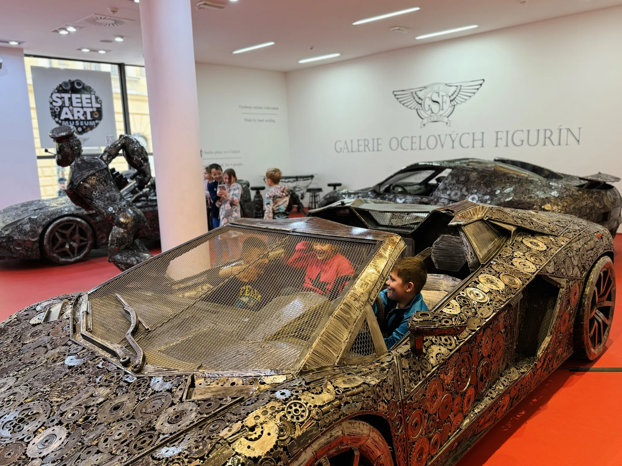 Steel Art Museum na Starém Městě: úžasný svět sci-fi, pohádek, komiksů i luxusních aut