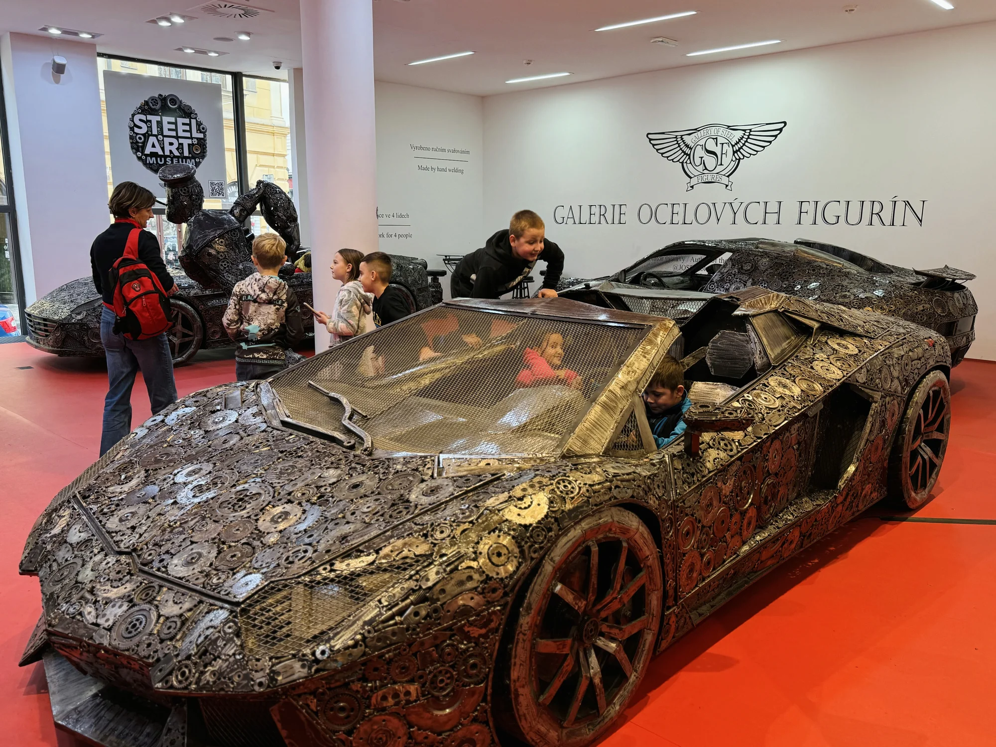 Steel Art Museum na Starém Městě: úžasný svět sci-fi, pohádek, komiksů i luxusních aut