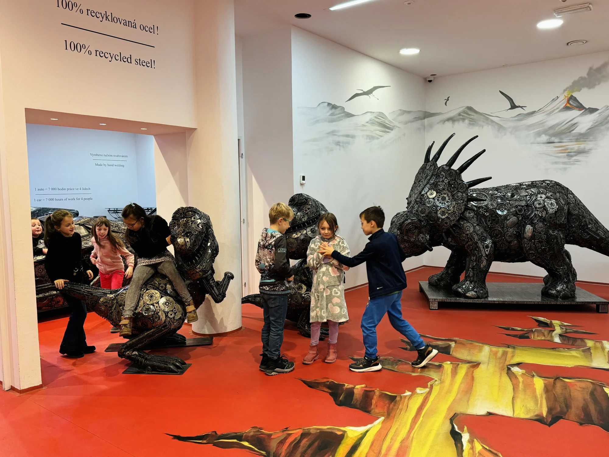 Steel Art Museum na Starém Městě: úžasný svět sci-fi, pohádek, komiksů i luxusních aut