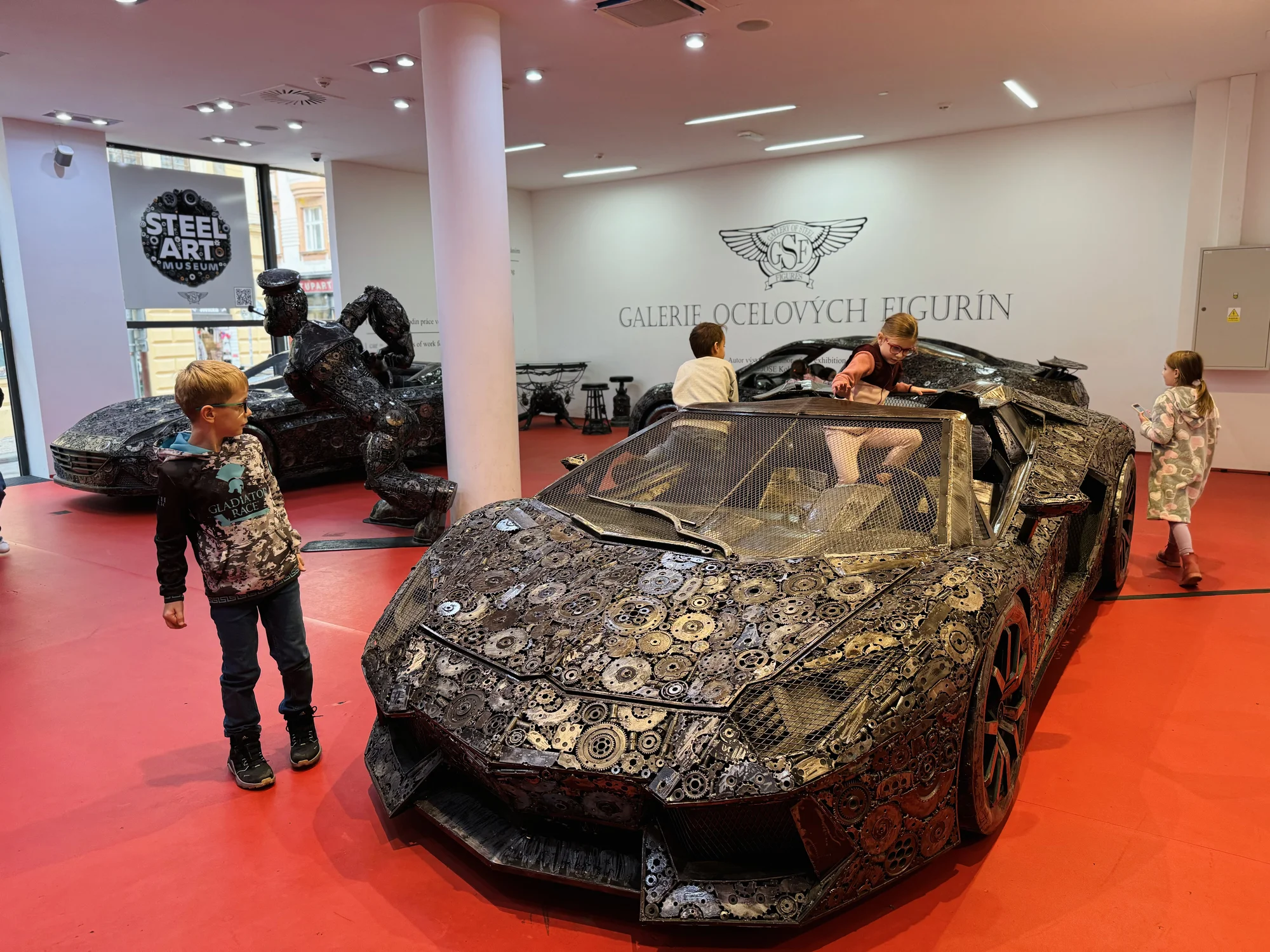 Steel Art Museum na Starém Městě: úžasný svět sci-fi, pohádek, komiksů i luxusních aut