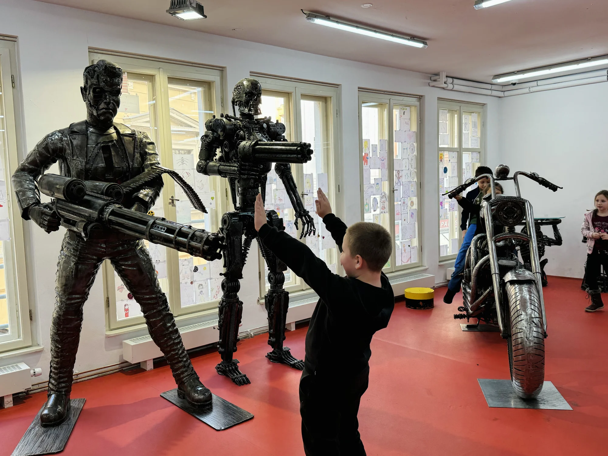 Steel Art Museum na Starém Městě: úžasný svět sci-fi, pohádek, komiksů i luxusních aut