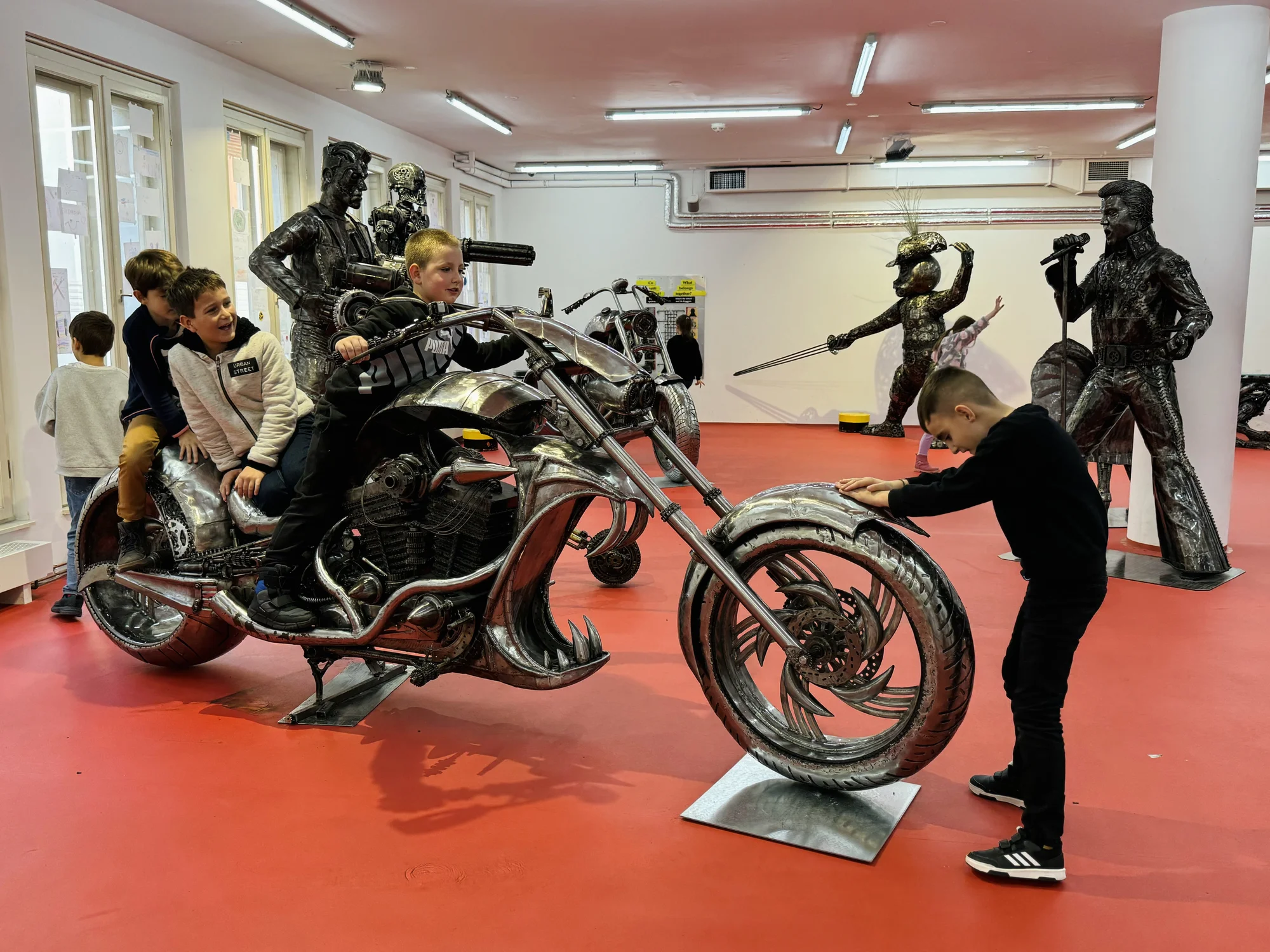 Steel Art Museum na Starém Městě: úžasný svět sci-fi, pohádek, komiksů i luxusních aut