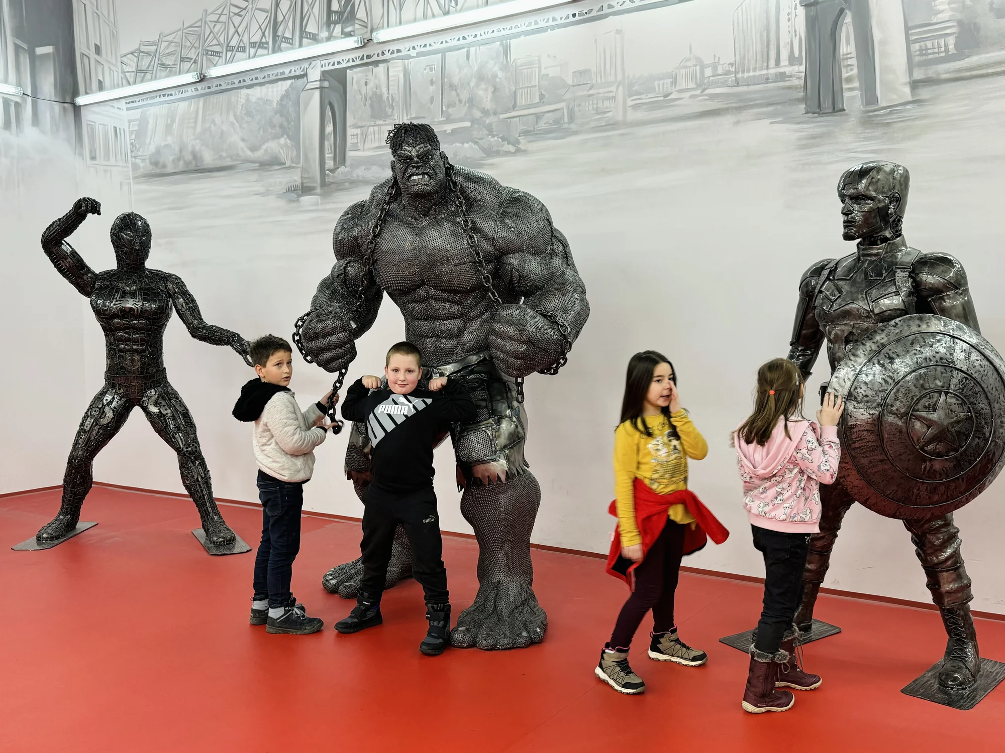 Steel Art Museum na Starém Městě: úžasný svět sci-fi, pohádek, komiksů i luxusních aut