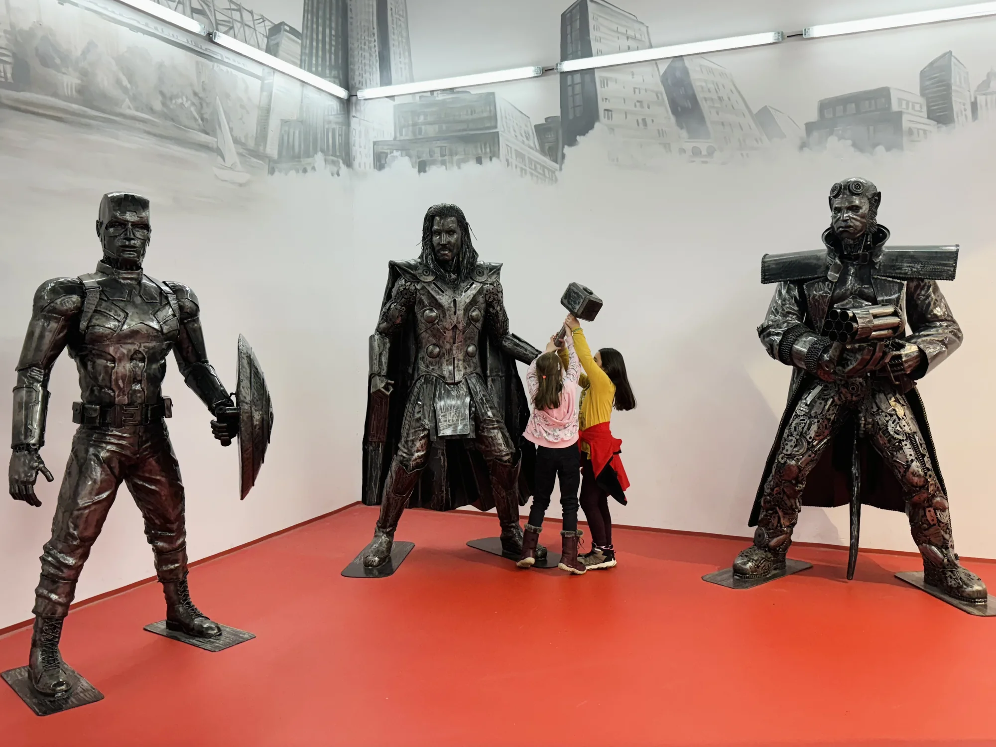 Steel Art Museum na Starém Městě: úžasný svět sci-fi, pohádek, komiksů i luxusních aut