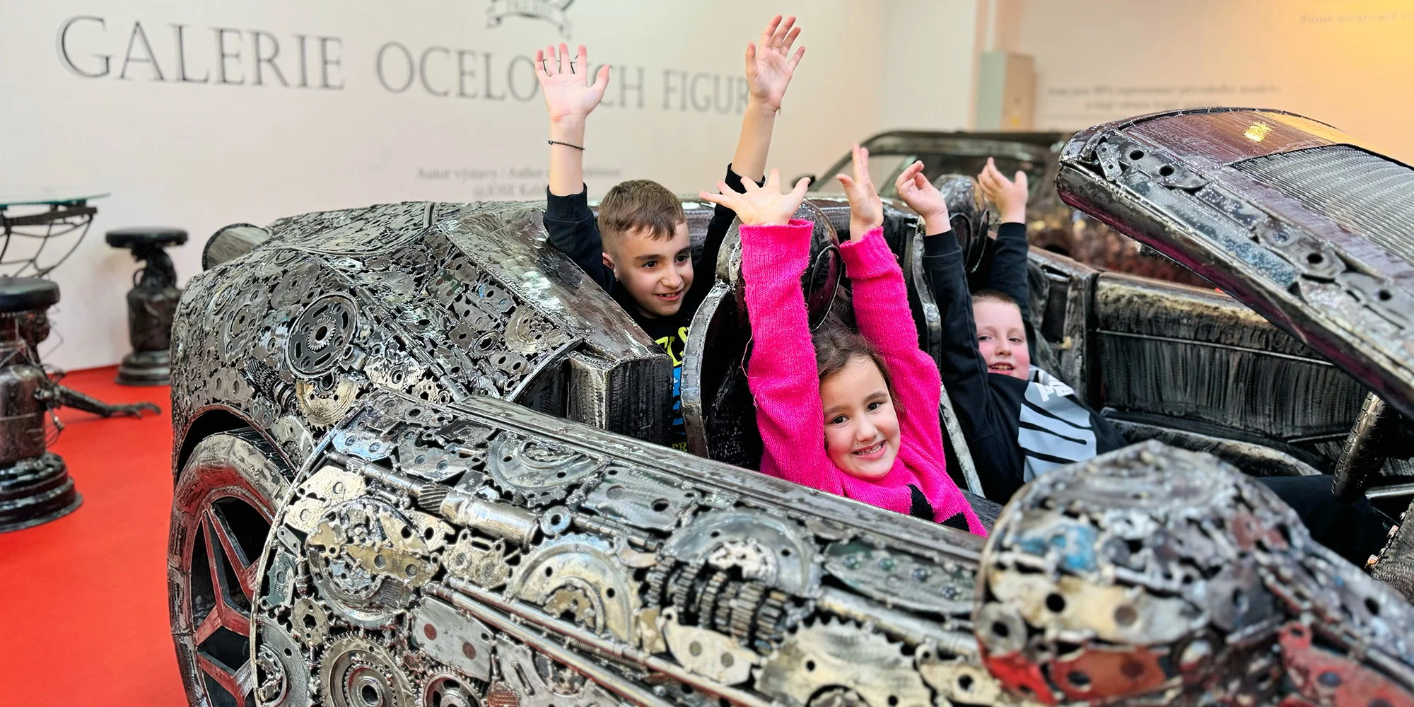 Steel Art Museum na Starém Městě: úžasný svět sci-fi, pohádek, komiksů i luxusních aut