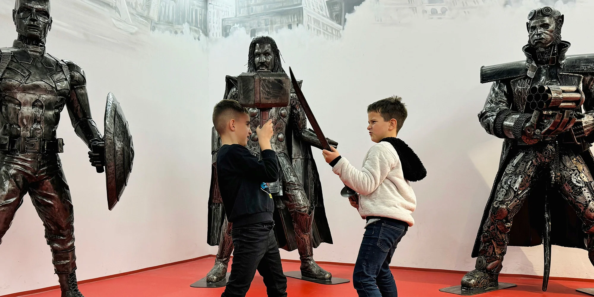 Steel Art Museum na Starém Městě: úžasný svět sci-fi, pohádek, komiksů i luxusních aut