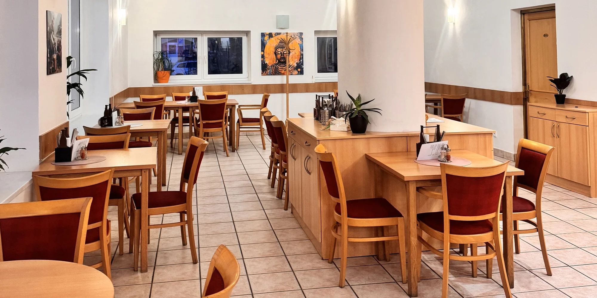 Nepálské tříchodové menu pro 1 či 2 osoby: onion bhaji, korma, curry či masala a dezert