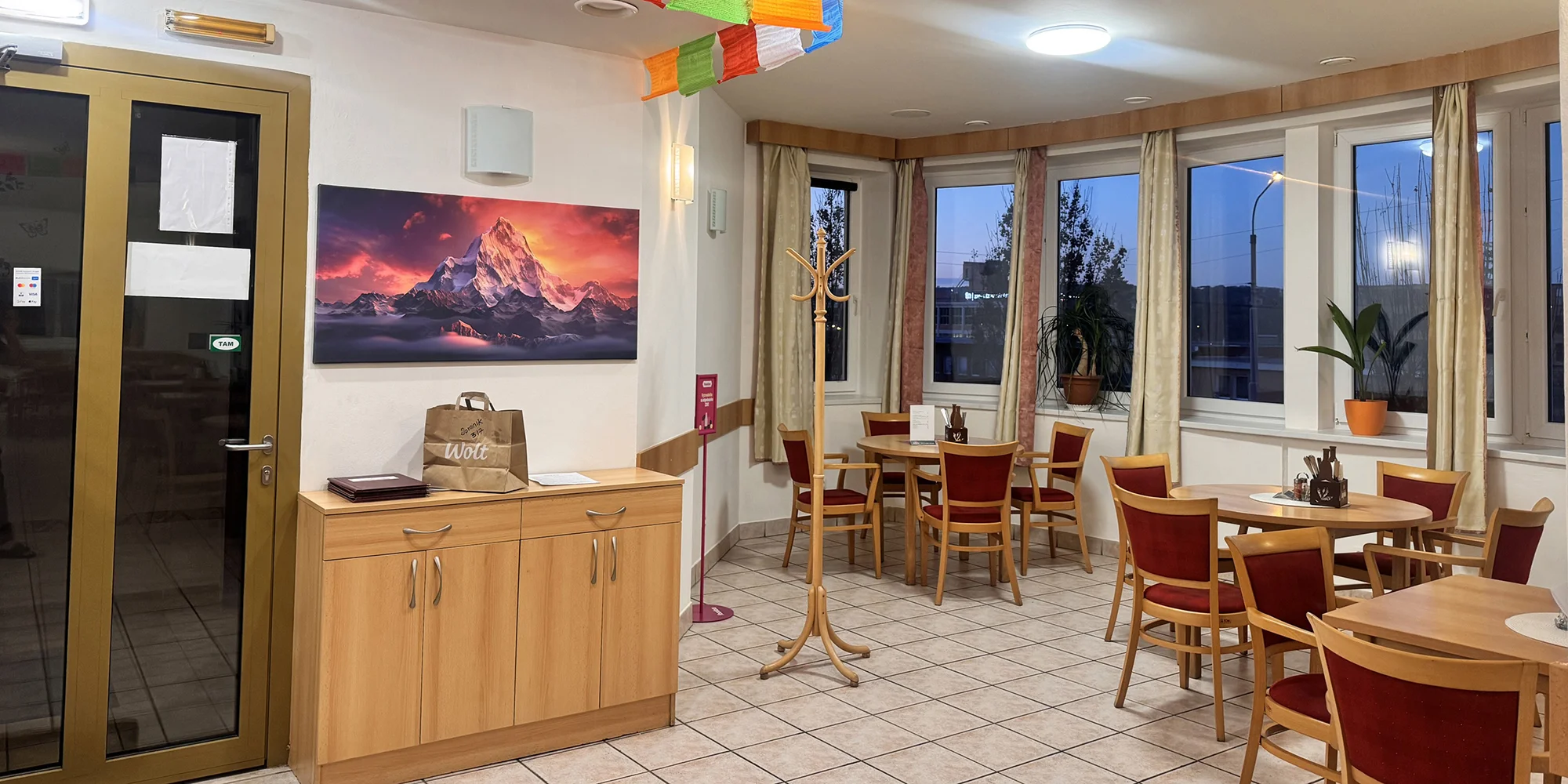 Nepálské tříchodové menu pro 1 či 2 osoby: onion bhaji, korma, curry či masala a dezert