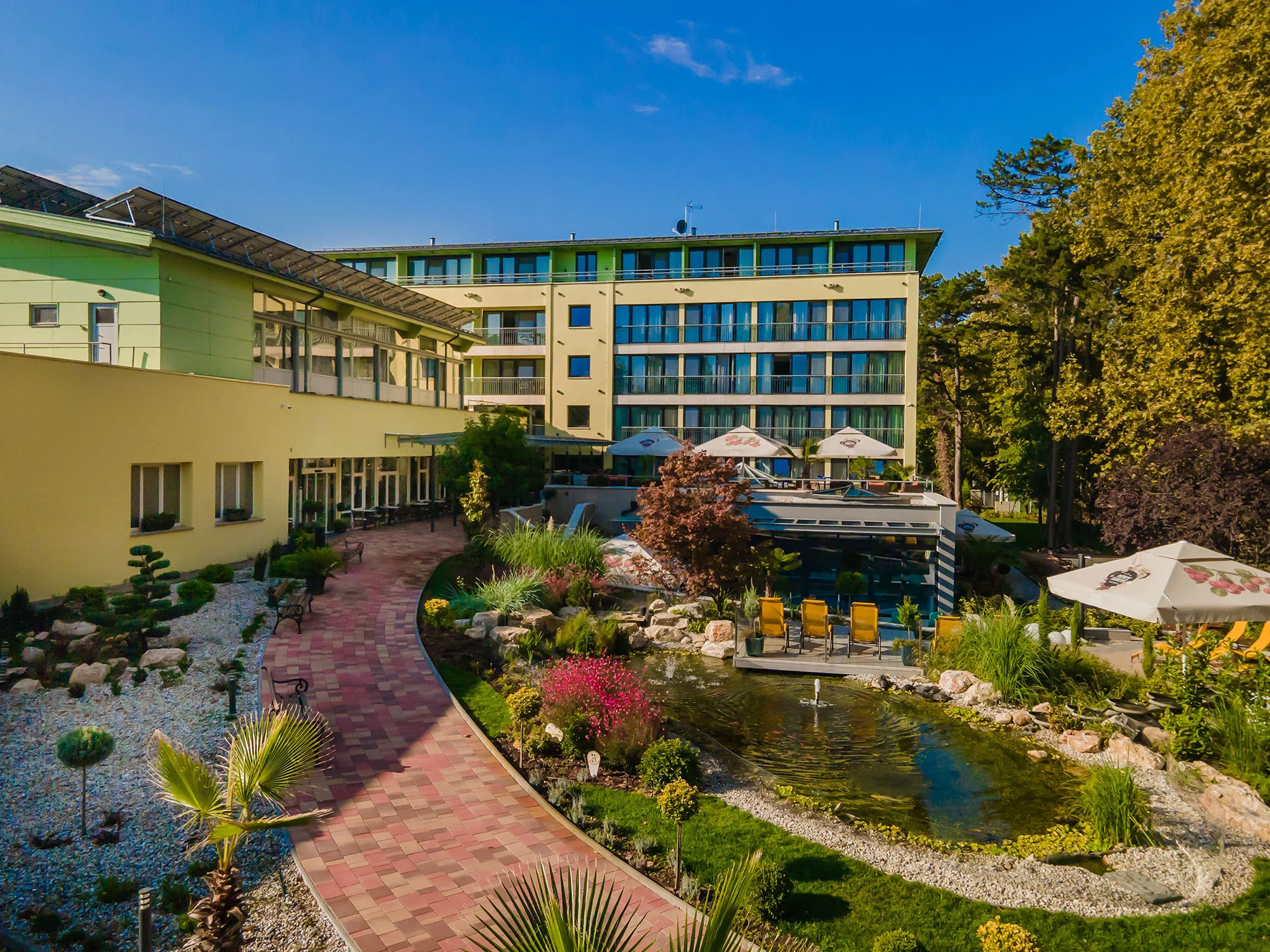 Pobyt ve 4* hotelu jen 150 m od Balatonu: neomezený wellness a polopenze, 2 děti zdarma