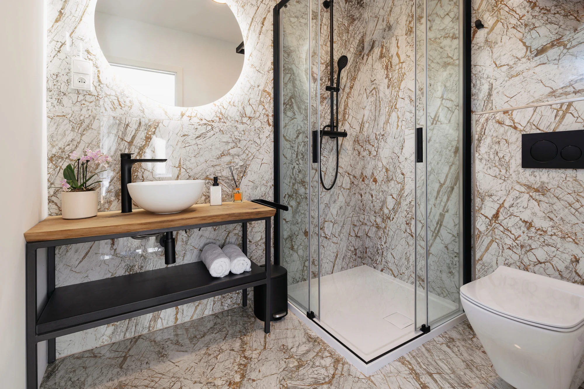 Netradiční ubytování v Děčíně: moderně zařízený lodní kontejner s terasou a grilem