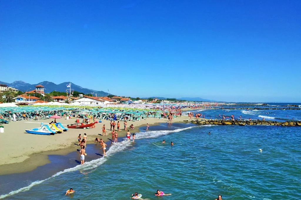 Italská dovolená v oblasti mezi Ligurií a Toskánskem: apartmány s kuchyňkou, venkovní bazény
