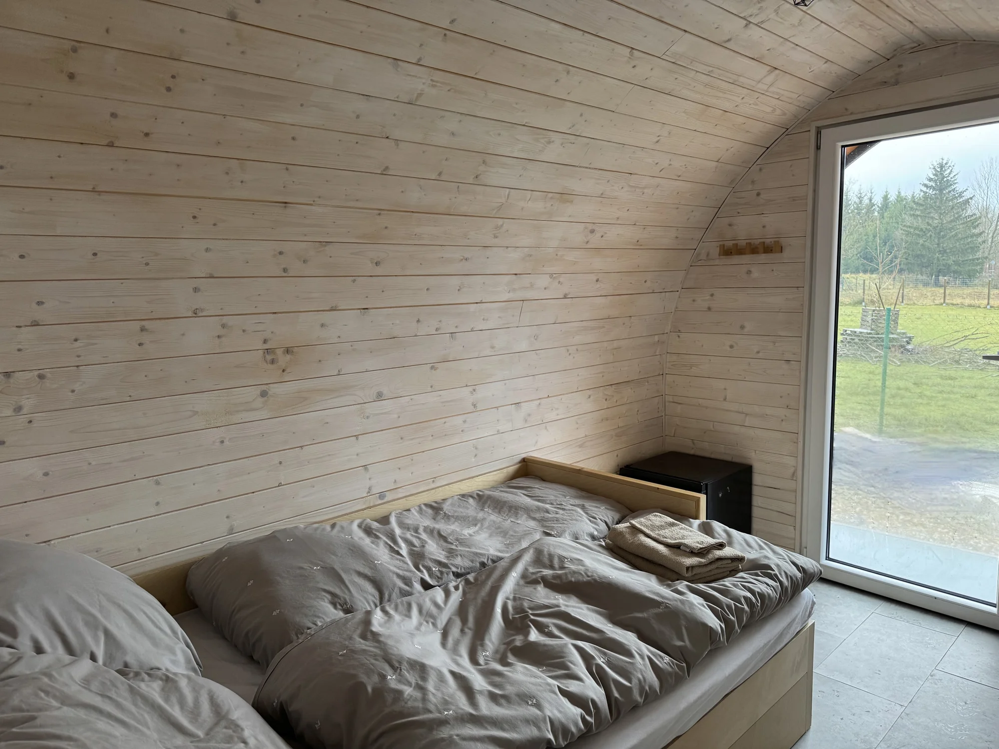 Pobyt u obory s daňky v Lužických horách: tiny house i se snídaní pro 2 osoby