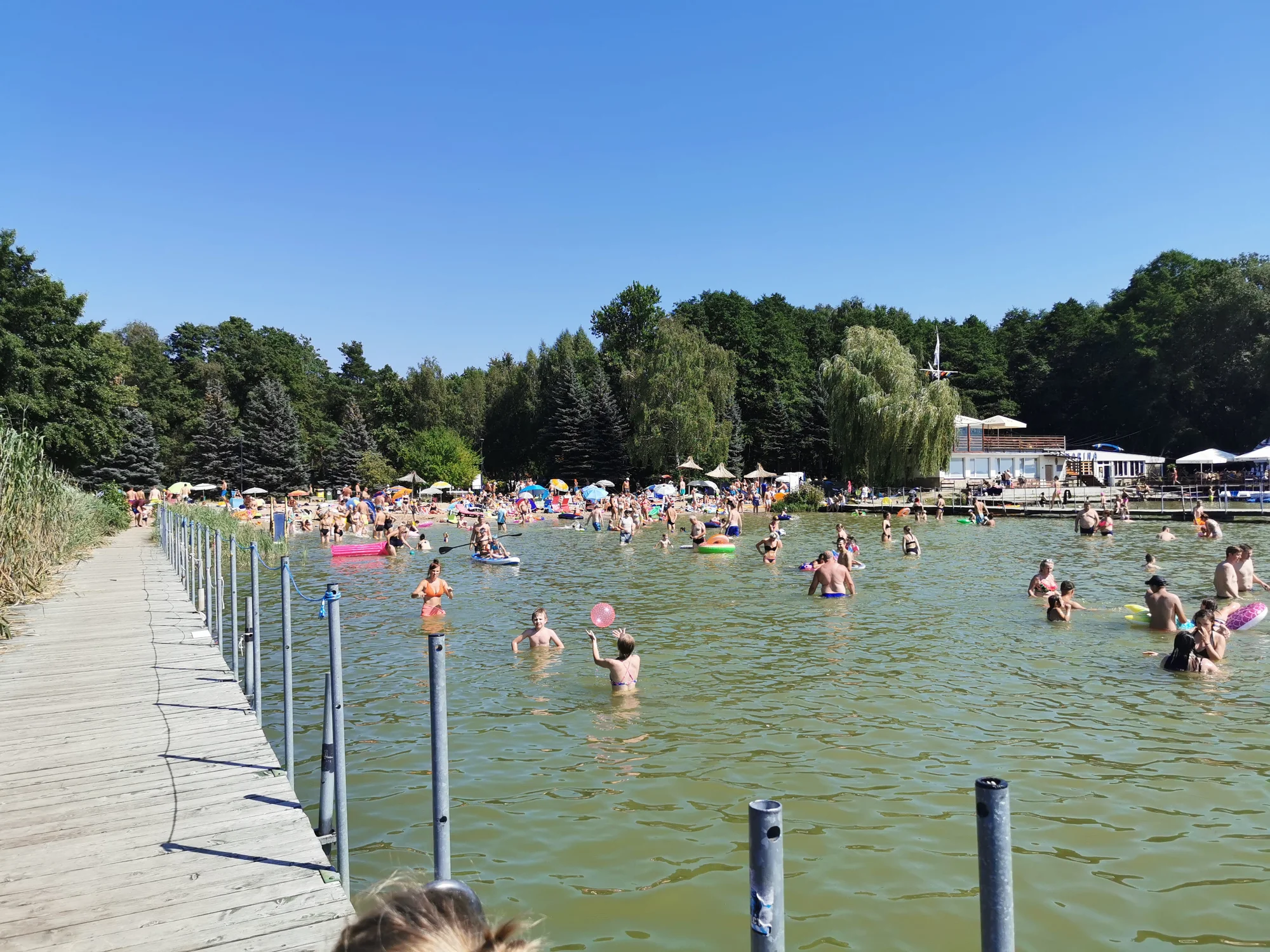 Parádní rodinná dovolená: domky nebo pokoje u jezerní pláže, snídaně i polopenze, wellness