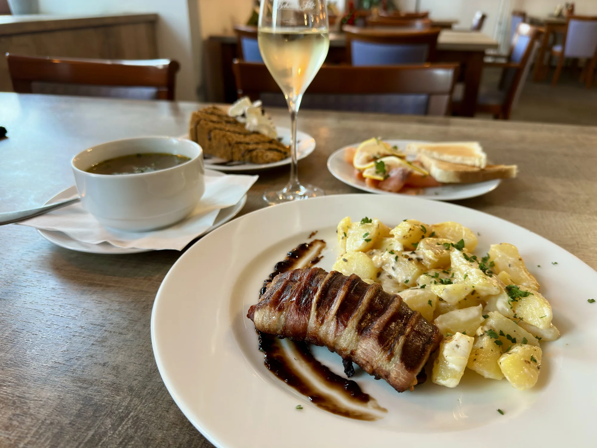Degustační menu pro 2 osoby: předkrm, polévka, vepřová panenka i bílé víno