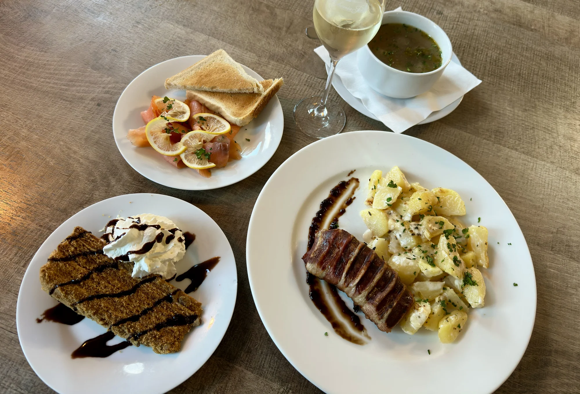 Degustační menu pro 2 osoby: předkrm, polévka, vepřová panenka i bílé víno