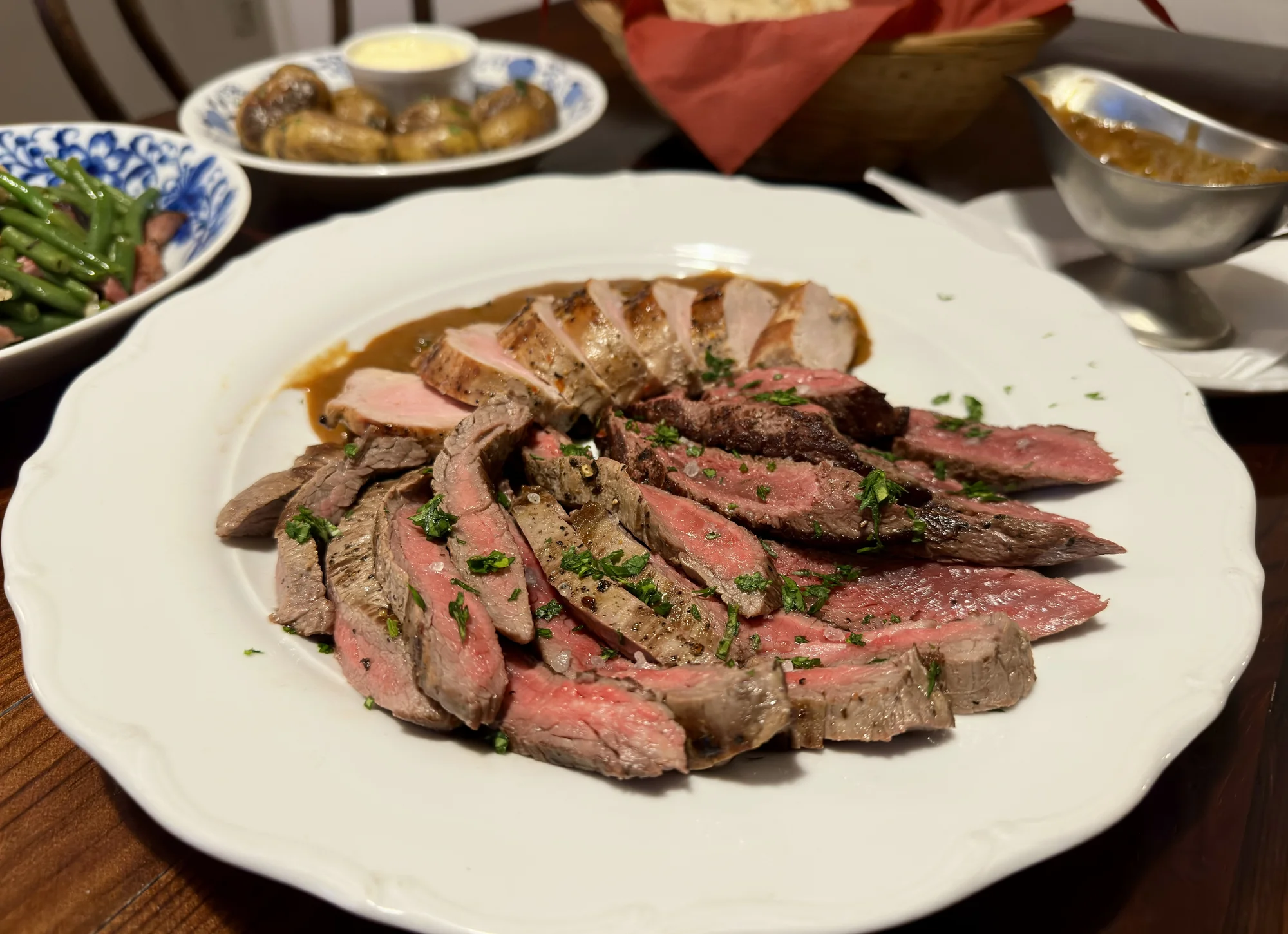 Masová hostina pro 2-4 osoby: steak z hovězího, klokaní svíčkové i vepřové panenky