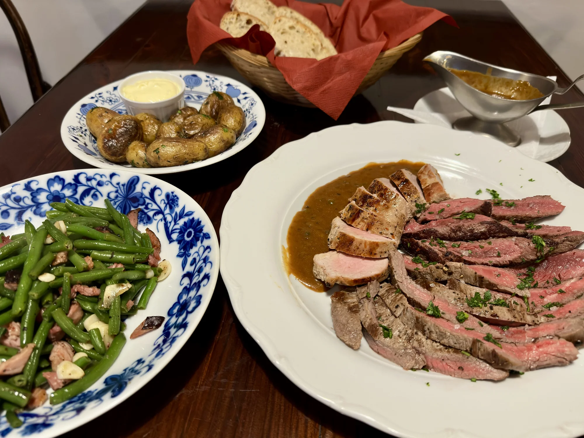 Masová hostina pro 2-4 osoby: steak z hovězího, klokaní svíčkové i vepřové panenky