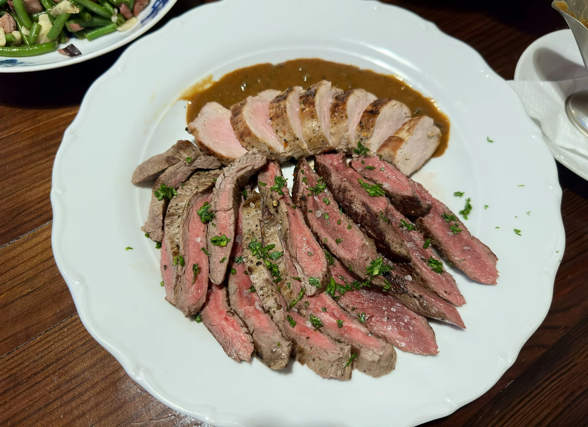 Masová hostina pro 2-4 osoby: steak z hovězího, klokaní svíčkové i vepřové panenky