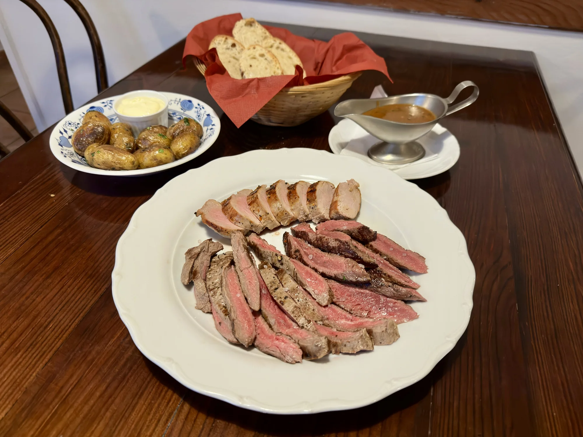 Masová hostina pro 2-4 osoby: steak z hovězího, klokaní svíčkové i vepřové panenky