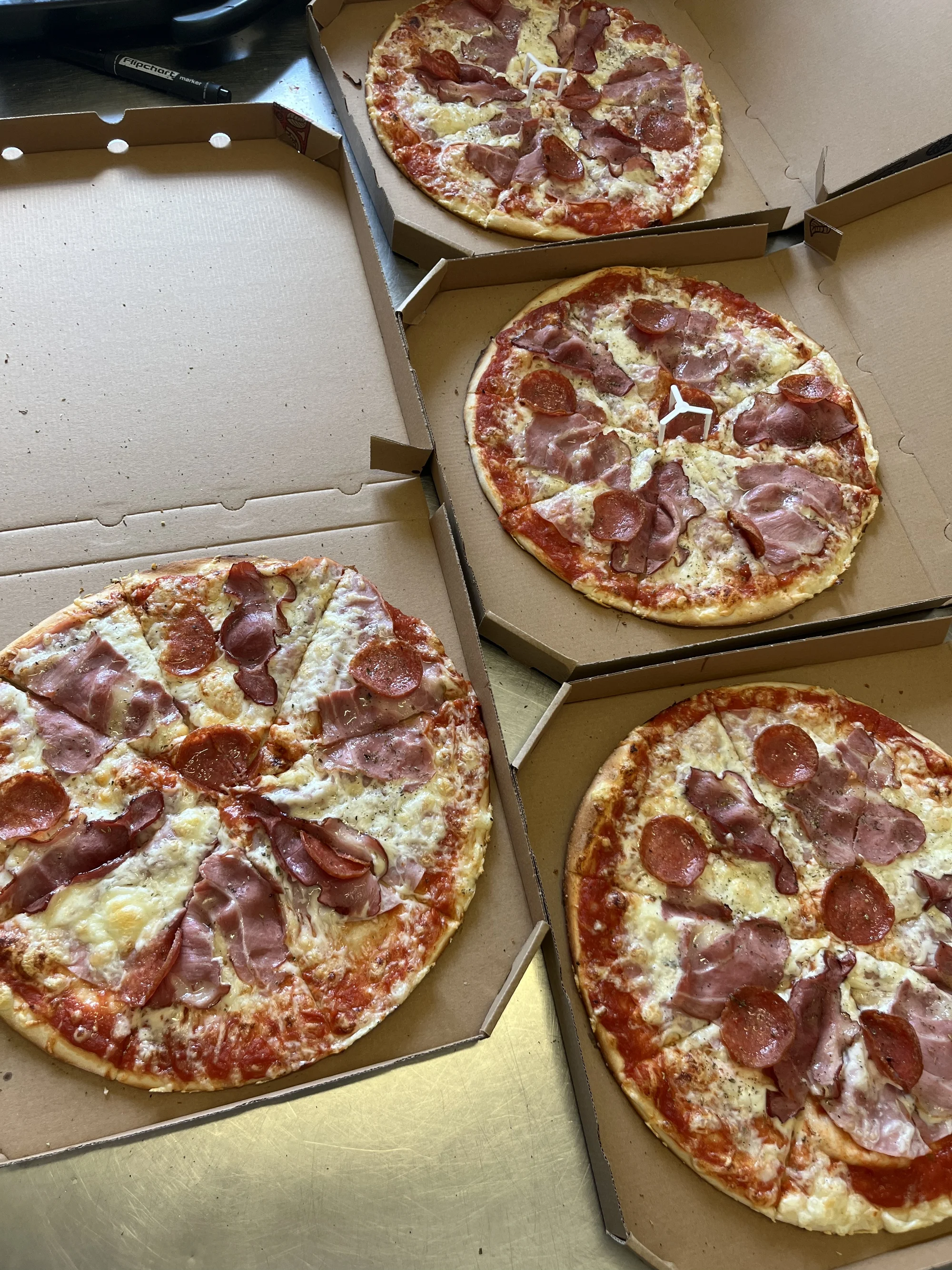 1 nebo 2 velké pizzy o průměru 45 cm, výběr z 21 druhů a rozvoz po Opavě