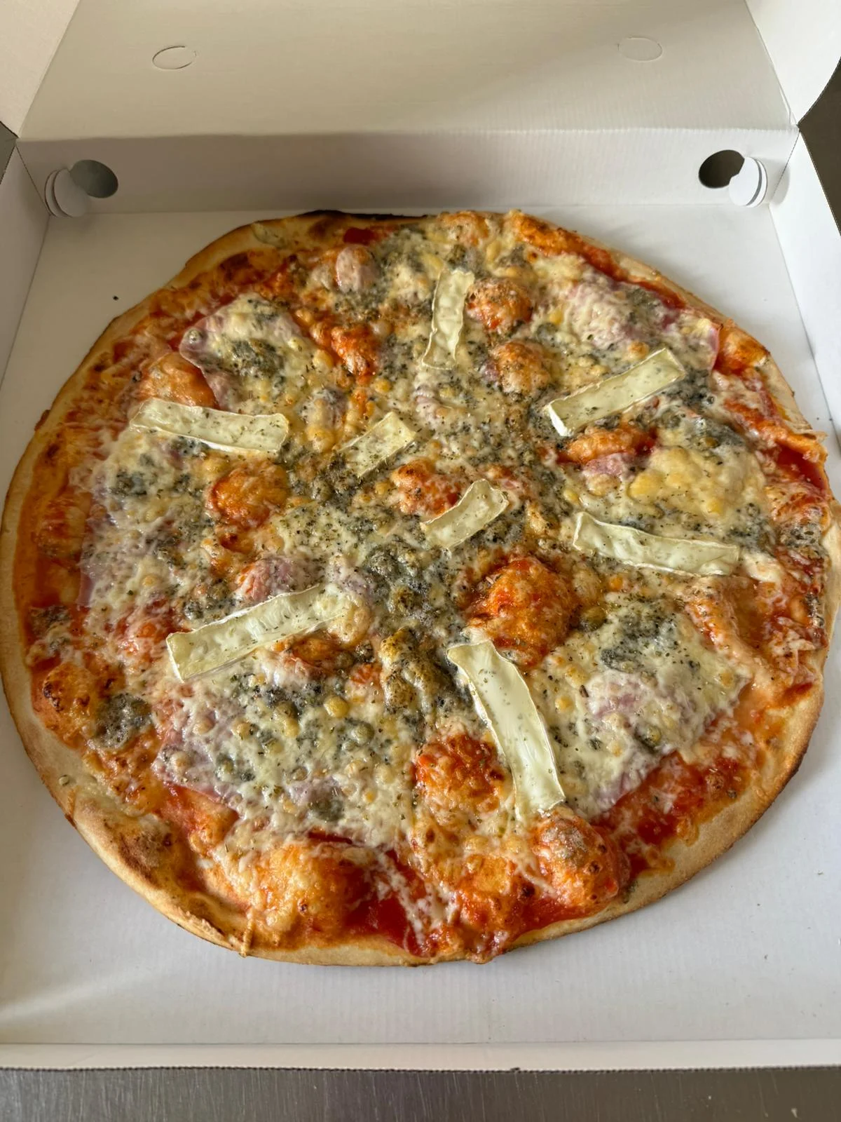 1 nebo 2 velké pizzy o průměru 45 cm, výběr z 21 druhů a rozvoz po Opavě