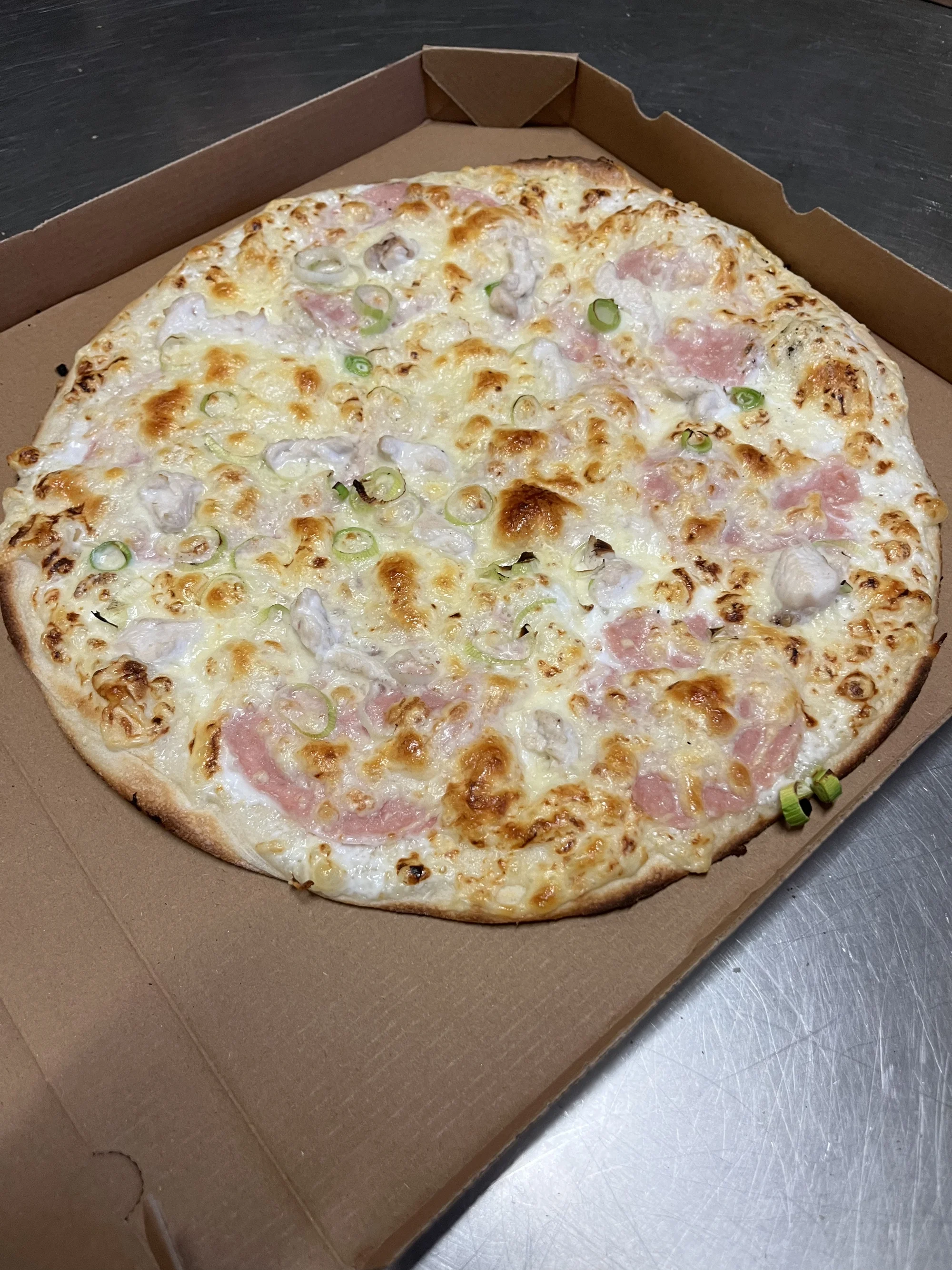 1 nebo 2 velké pizzy o průměru 45 cm, výběr z 21 druhů a rozvoz po Opavě