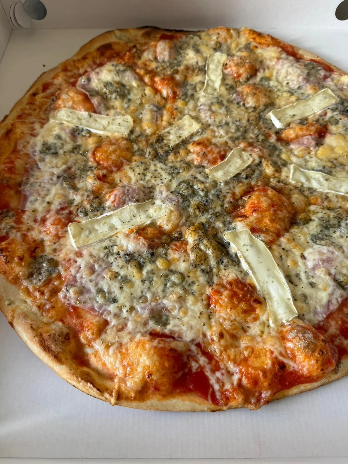 1 nebo 2 velké pizzy o průměru 45 cm, výběr z 21 druhů a rozvoz po Opavě