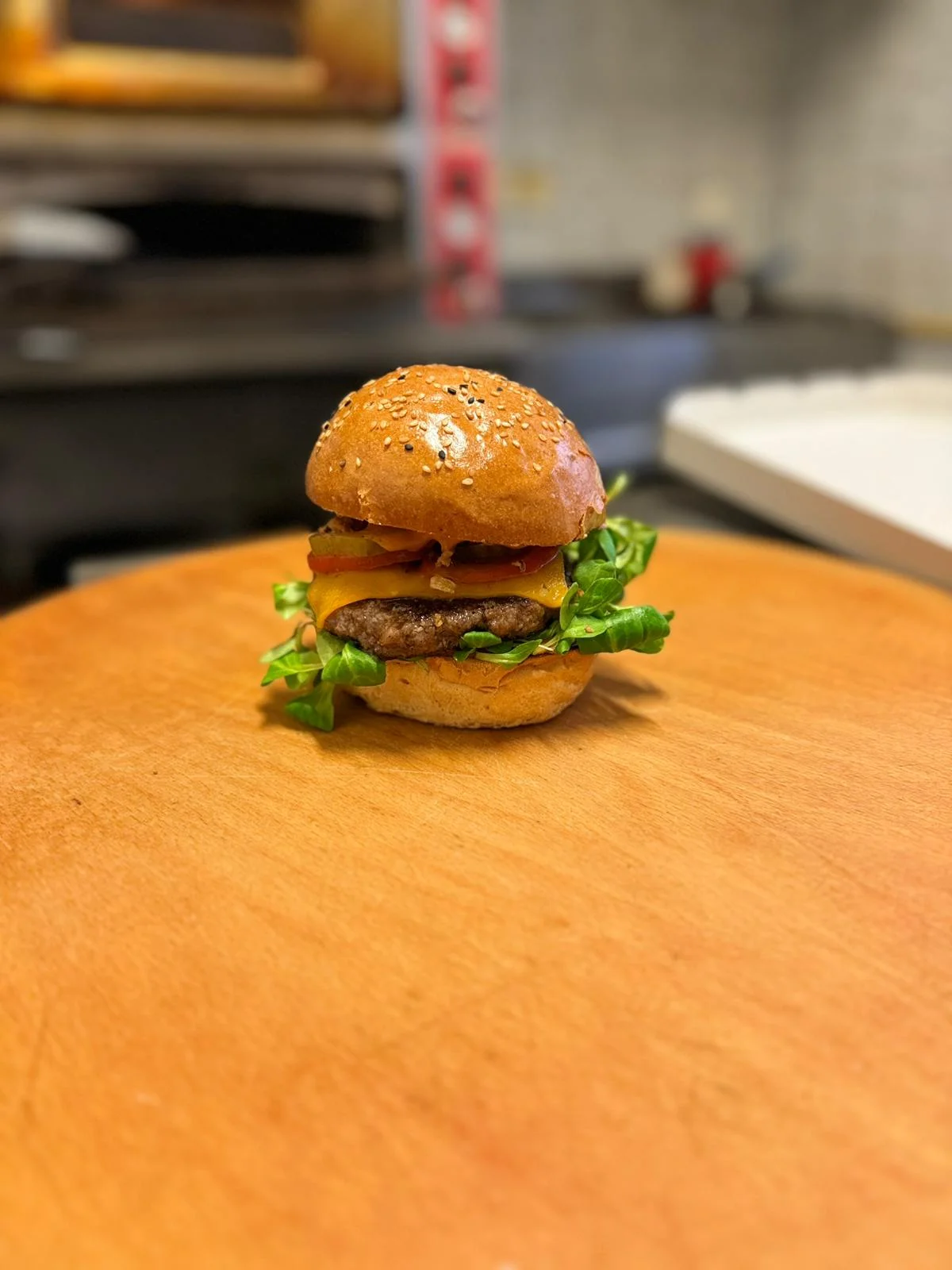 Klasické i dvojité burgery: 6 druhů na výběr, menu s hranolky a nápojem a rozvoz po Opavě zdarma