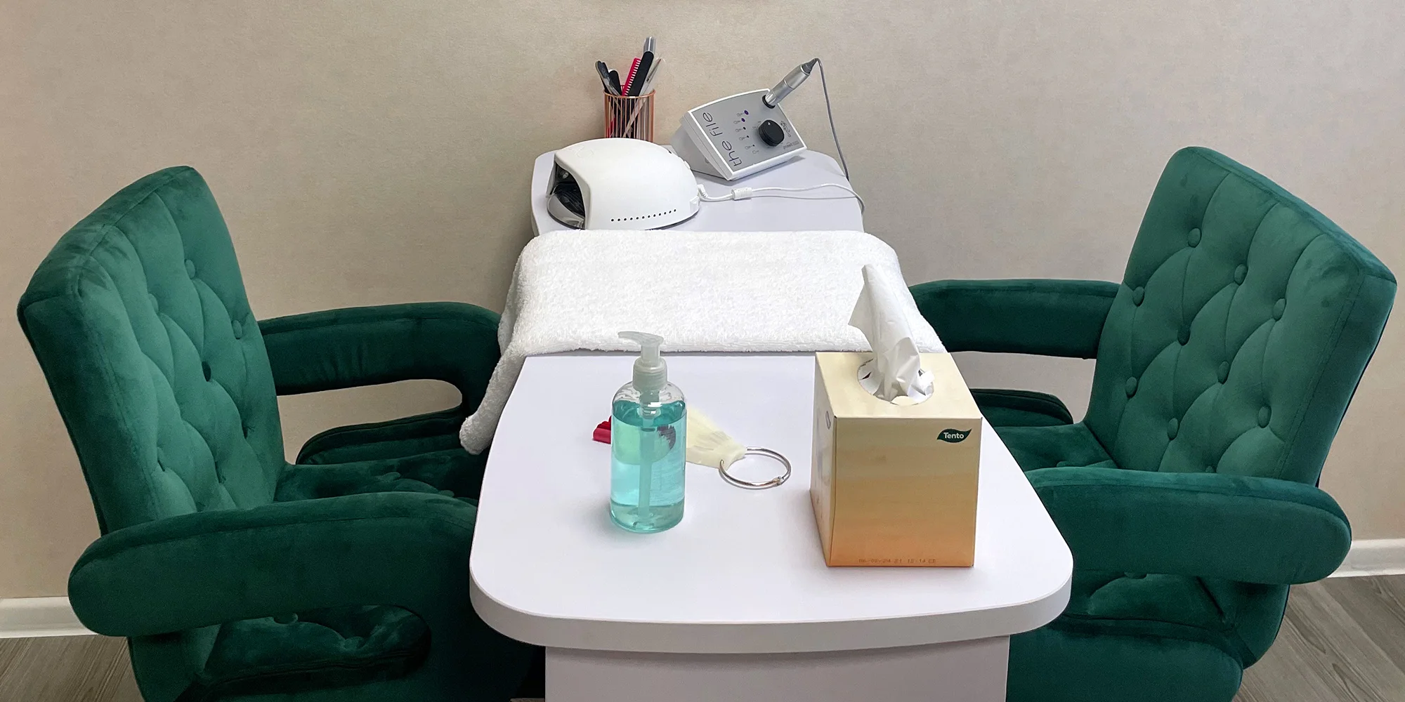 Krásné ruce: manikúra s parafínovým zábalem i aplikace CND shellacu nebo CND plexigelu