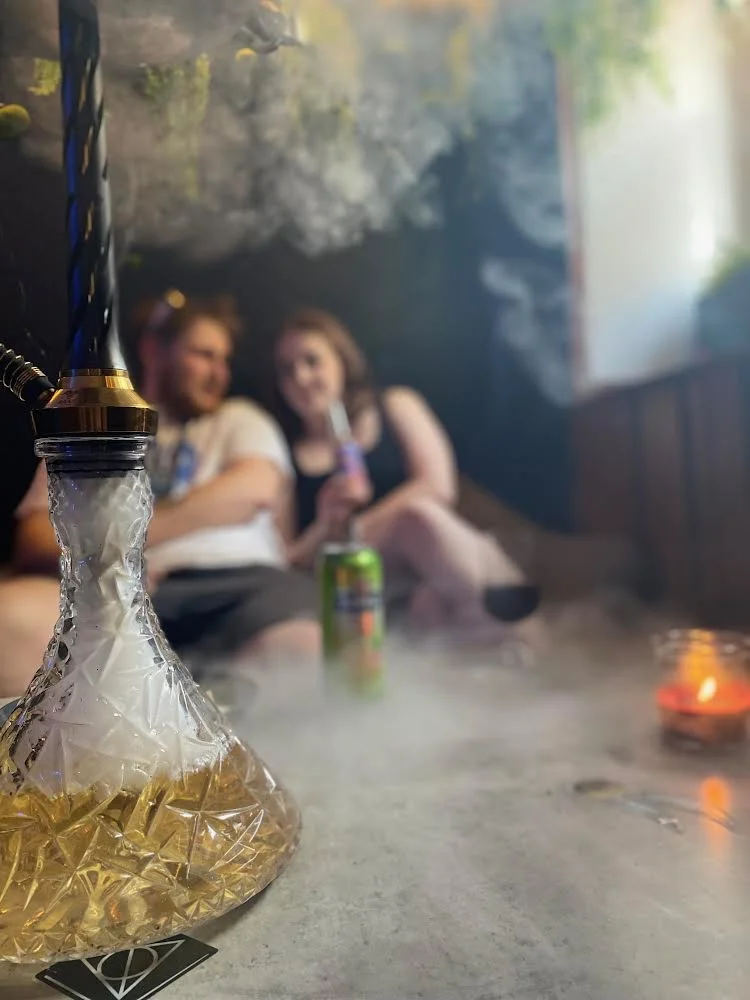 Vodní dýmka s tabákem dle výběru, míchané drinky i nachos ve Smoukárně nebo Foukárně
