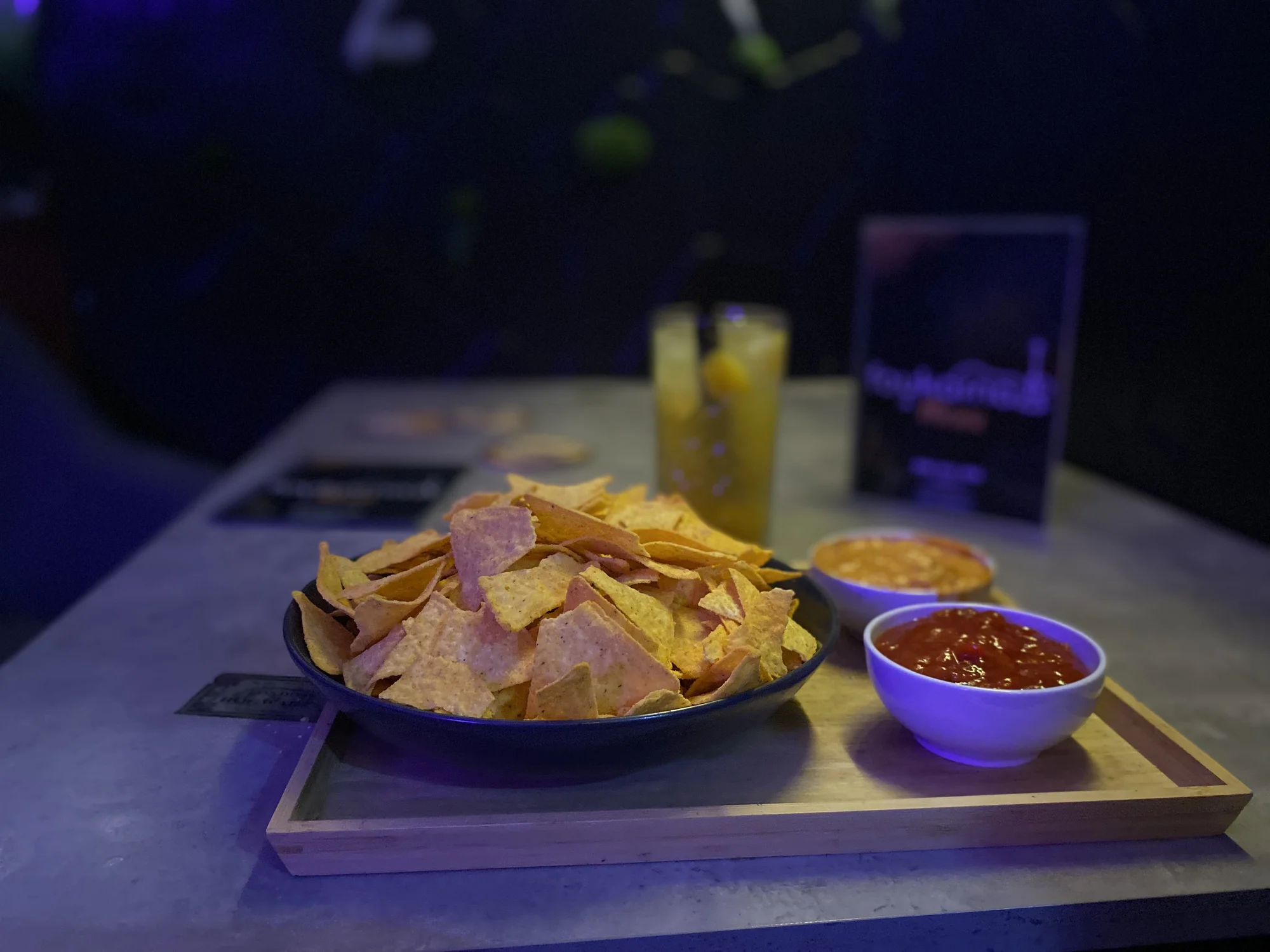 Vodní dýmka s tabákem dle výběru, míchané drinky i nachos ve Smoukárně nebo Foukárně