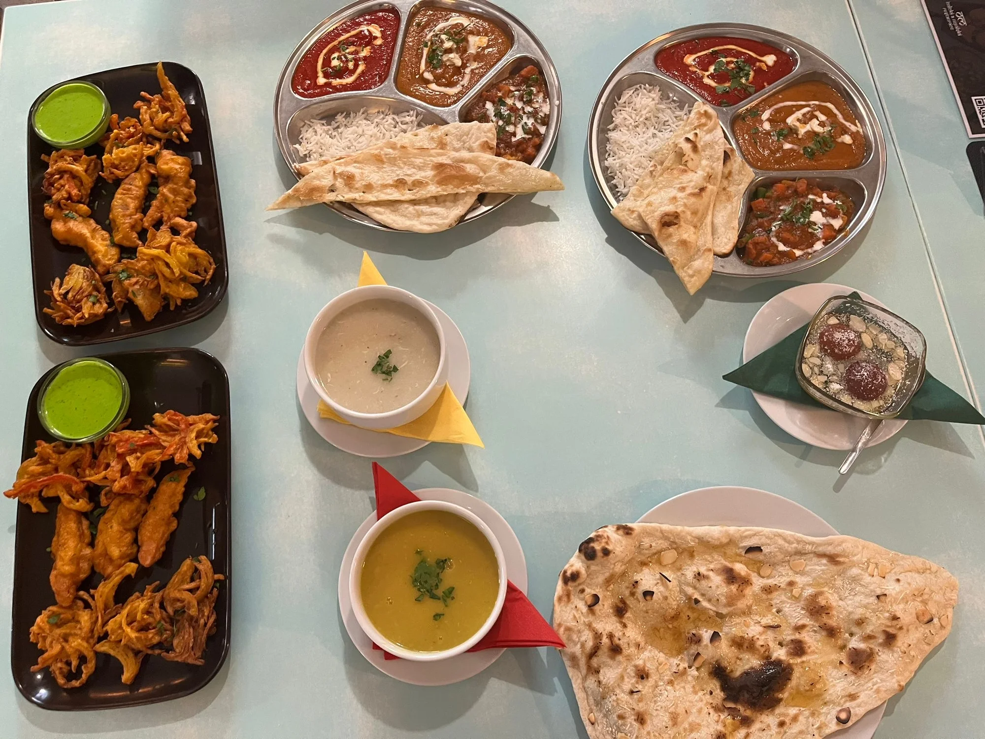 4chodové indické menu pro dva: variace předkrmů, polévka, kuřecí talíř Thali i dezert
